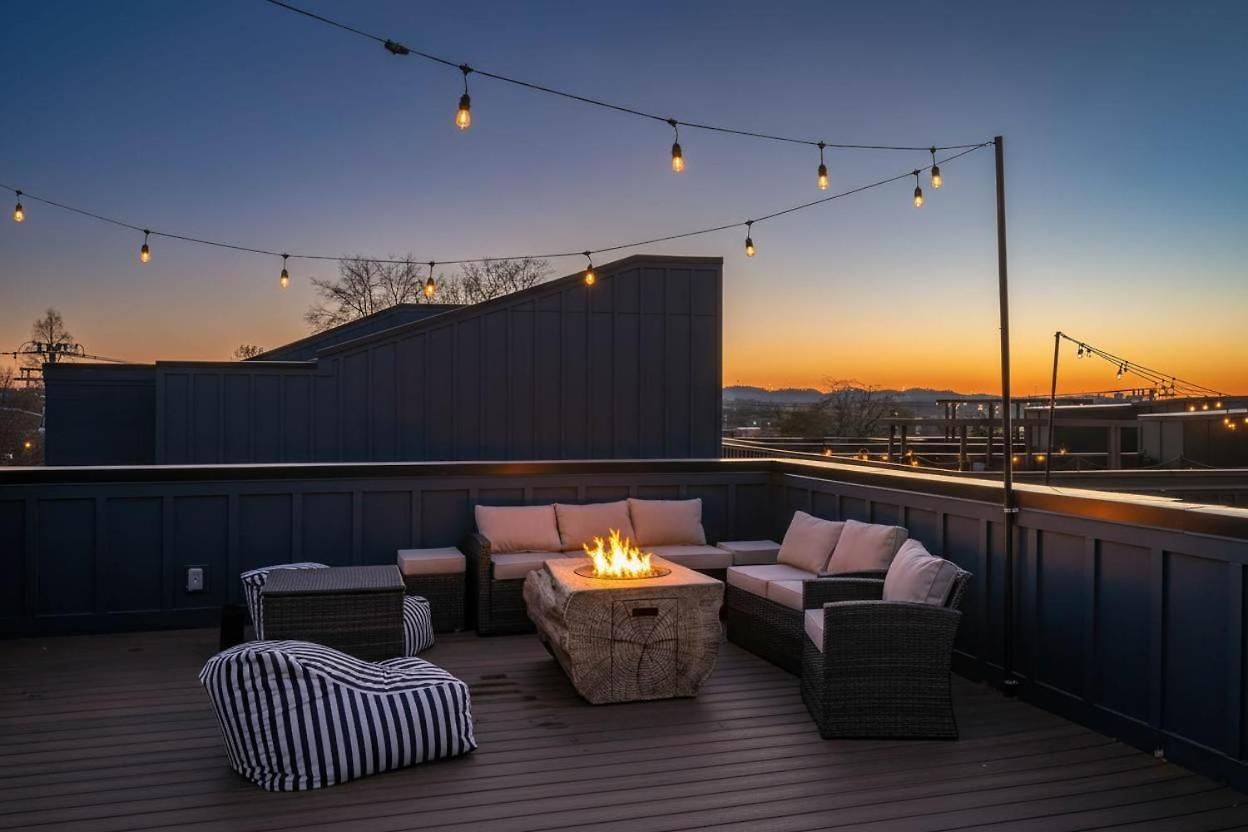 Rooftop Deck Hot Tub & Game In