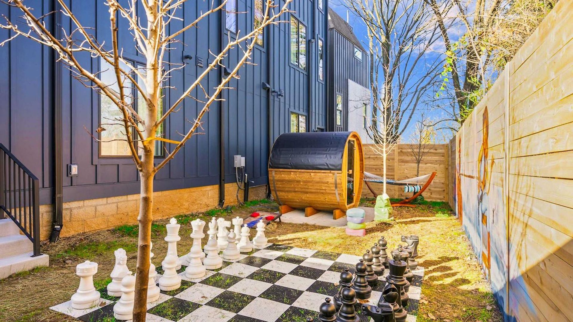 Rooftop Deck Hot Tub & Game In Holiday home *