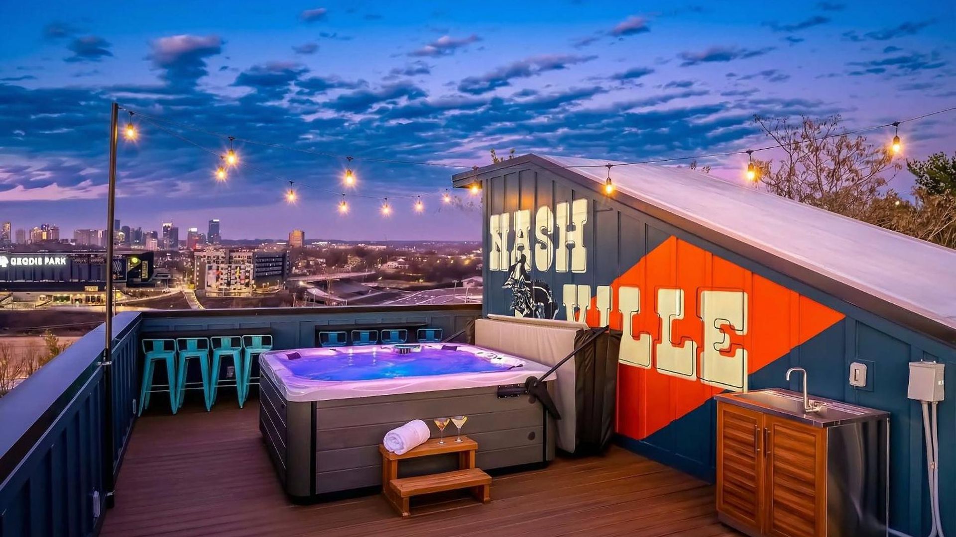 Holiday home Rooftop Deck Hot Tub & Game In *