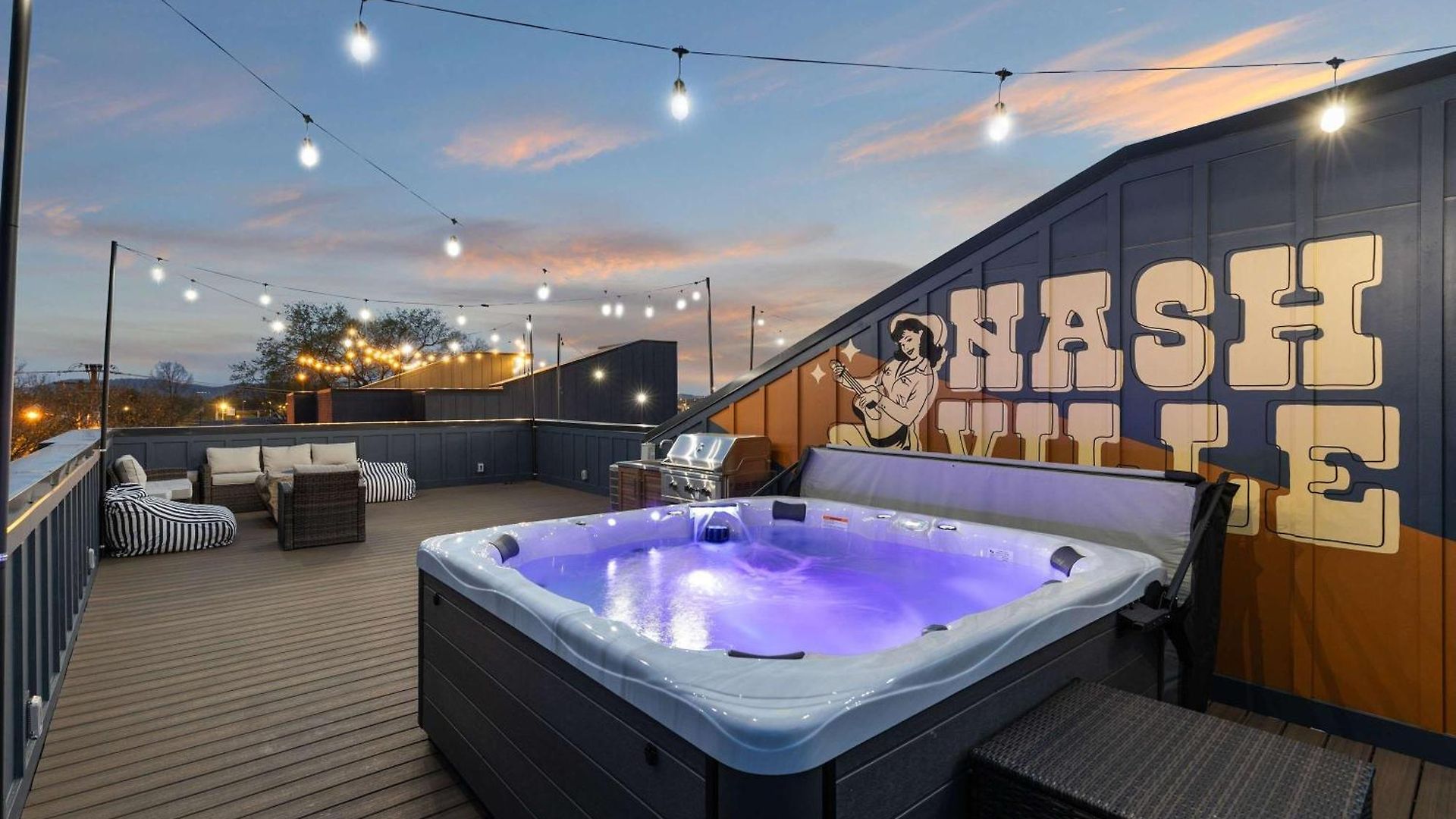 Twin Homes Rooftop Deck Hot Tub Outdoor Kitchen Holiday home *