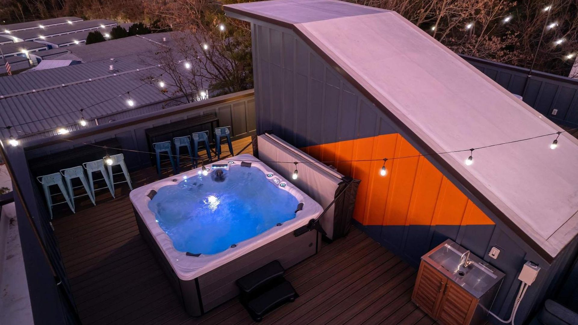 Rooftop Deck Hot Tub & Game In