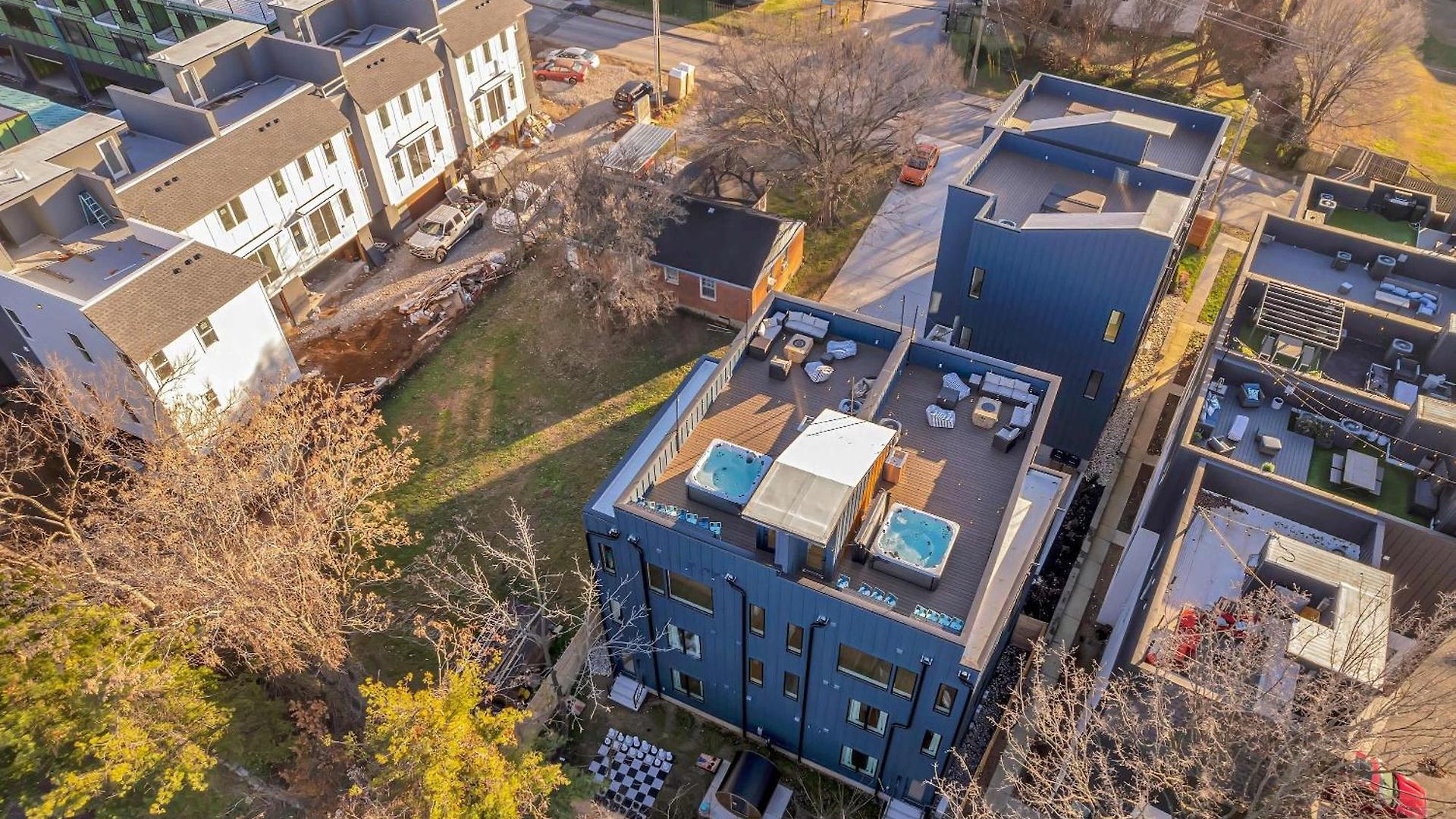Rooftop Deck Hot Tub & Game In Holiday home *