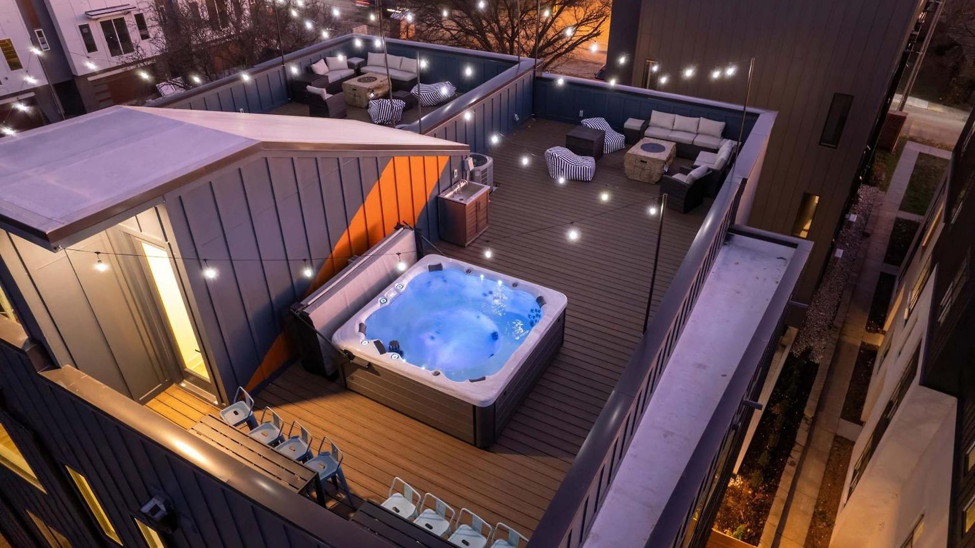 Rooftop Deck Hot Tub & Game In *