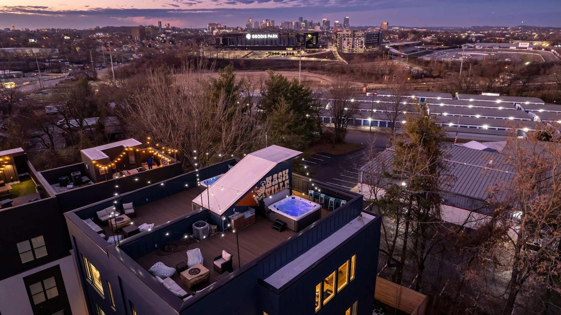 Holiday home Rooftop Deck Hot Tub & Game In *