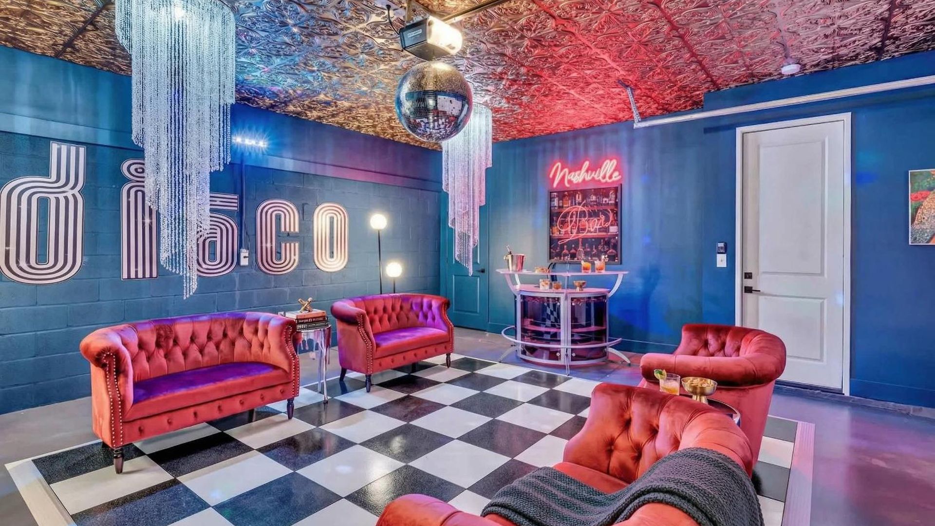Disco Themed Hot Tub & Rooftop Decks In Holiday home *