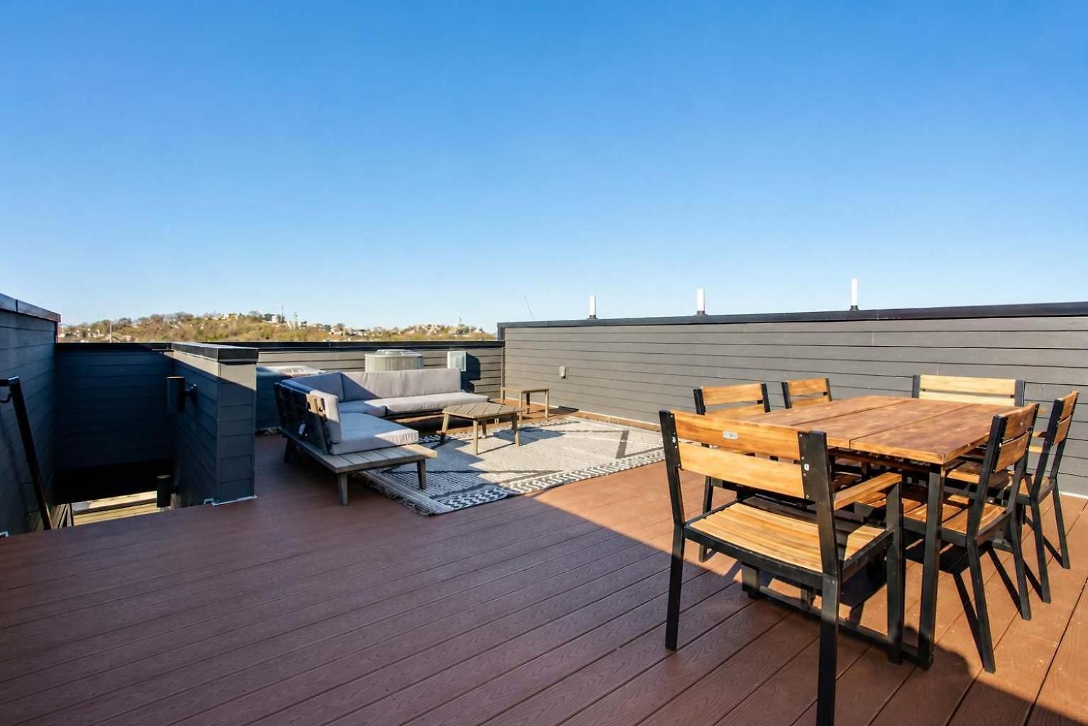 2 West End Homes Minutes To Broadway Holiday home *