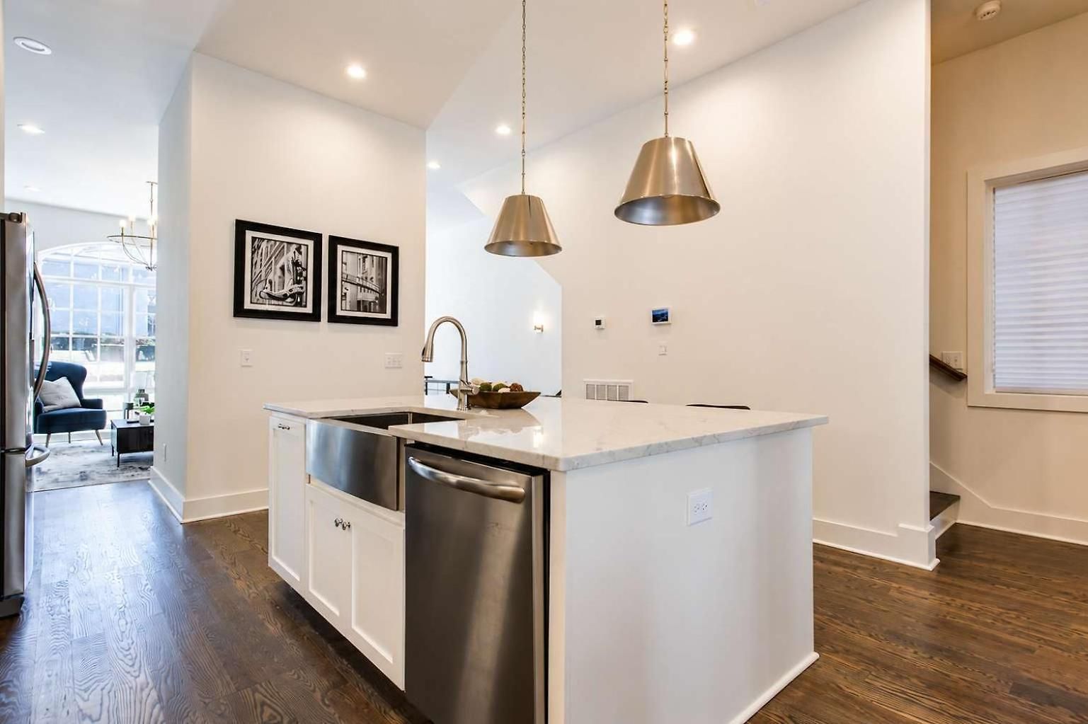 2 West End Homes Minutes To Broadway Holiday home *