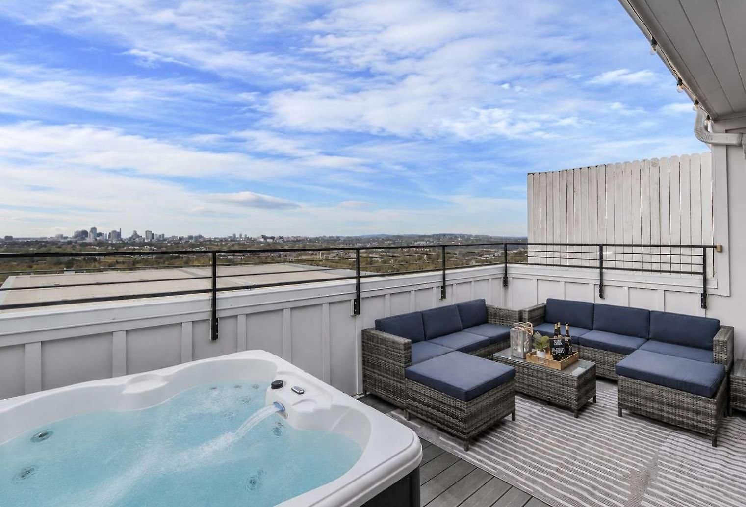Luxe Retreat Rooftop & Hot Tub Nashville