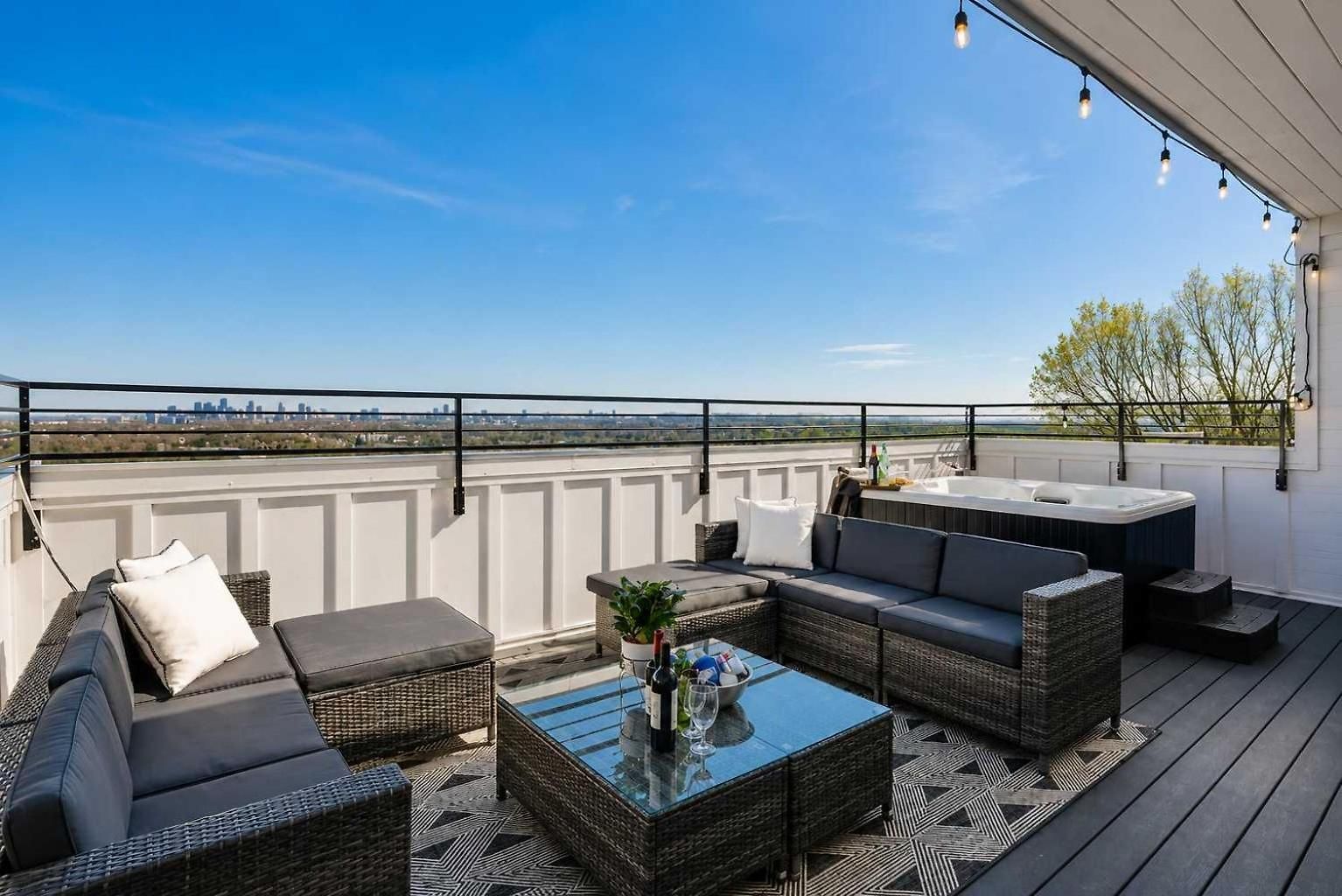 Modern Rooftop Retreat Views Holiday home *