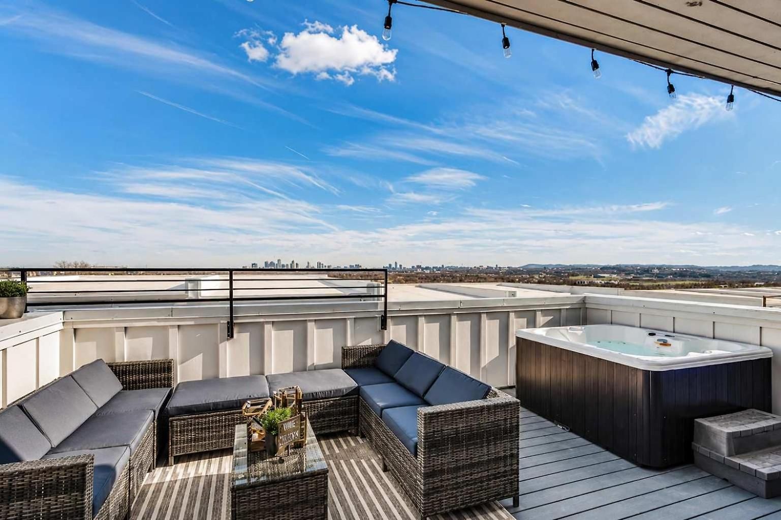 Vacation Views & Hot Tub Holiday home