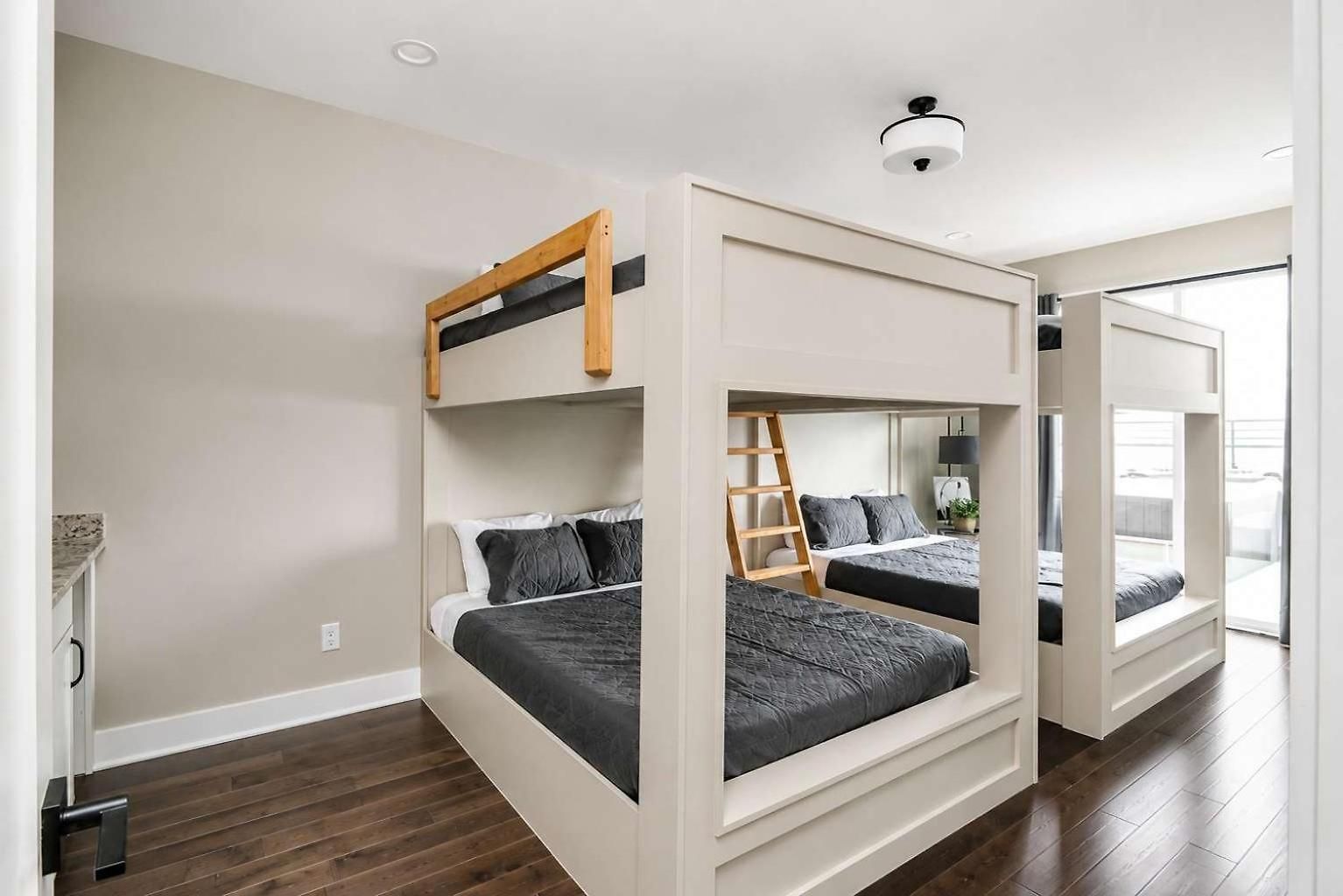 Music Luxe Rooftop & Hot Tub Holiday home *