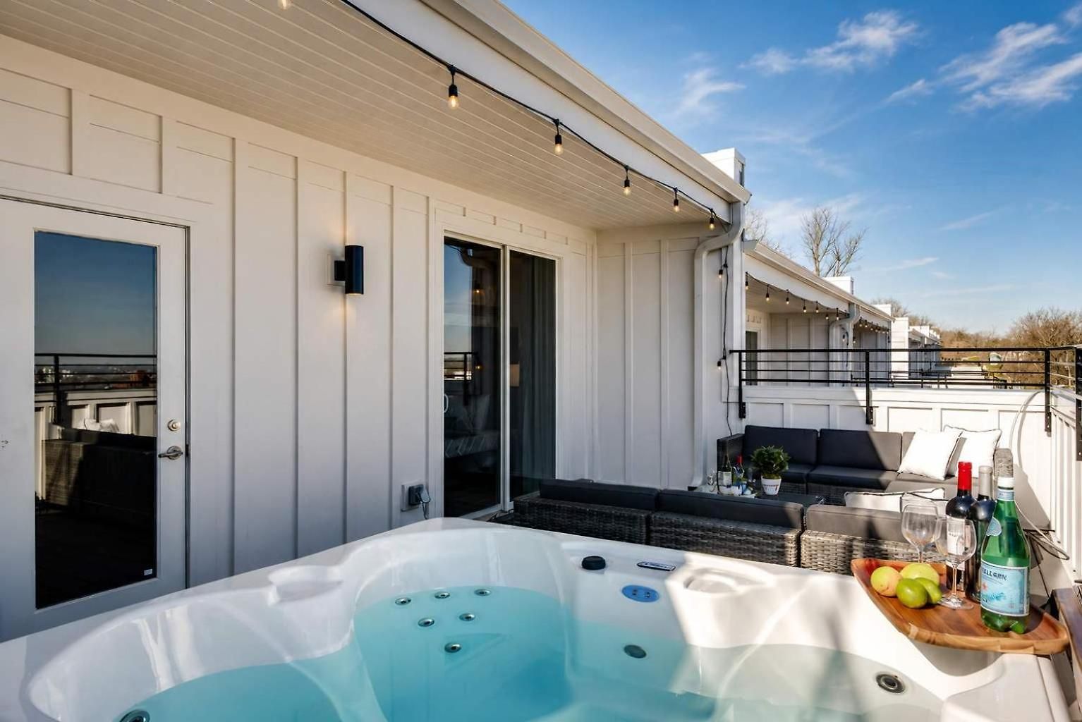 Modern Rooftop Retreat Views Holiday home