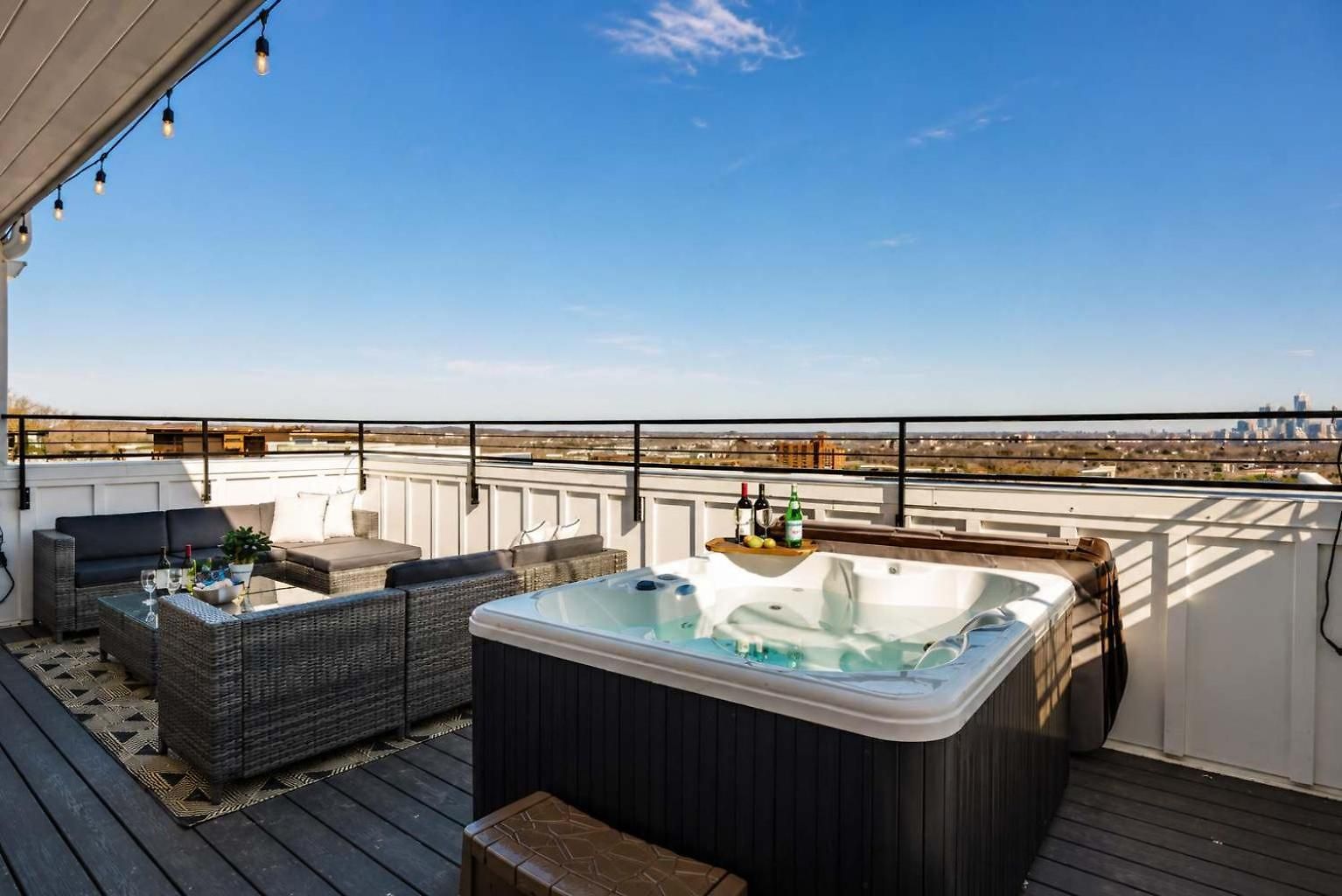 Modern Rooftop Retreat Views Holiday home *