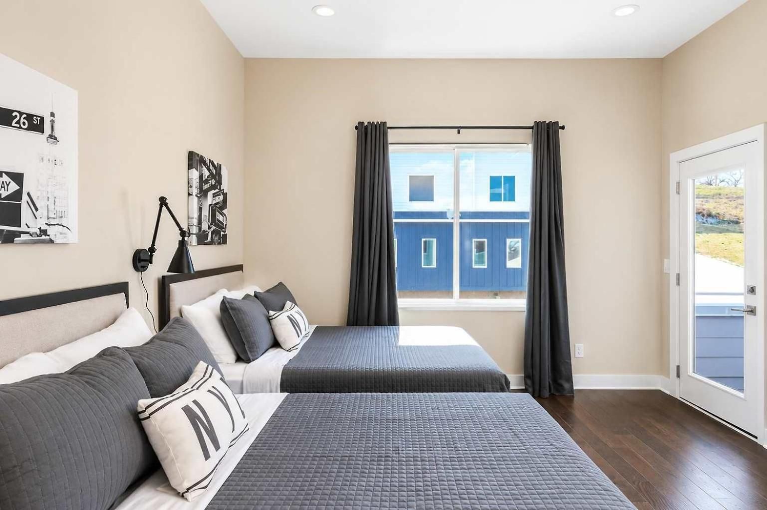 Two Luxury Homes Side-by-side Sleeps 24 Holiday home