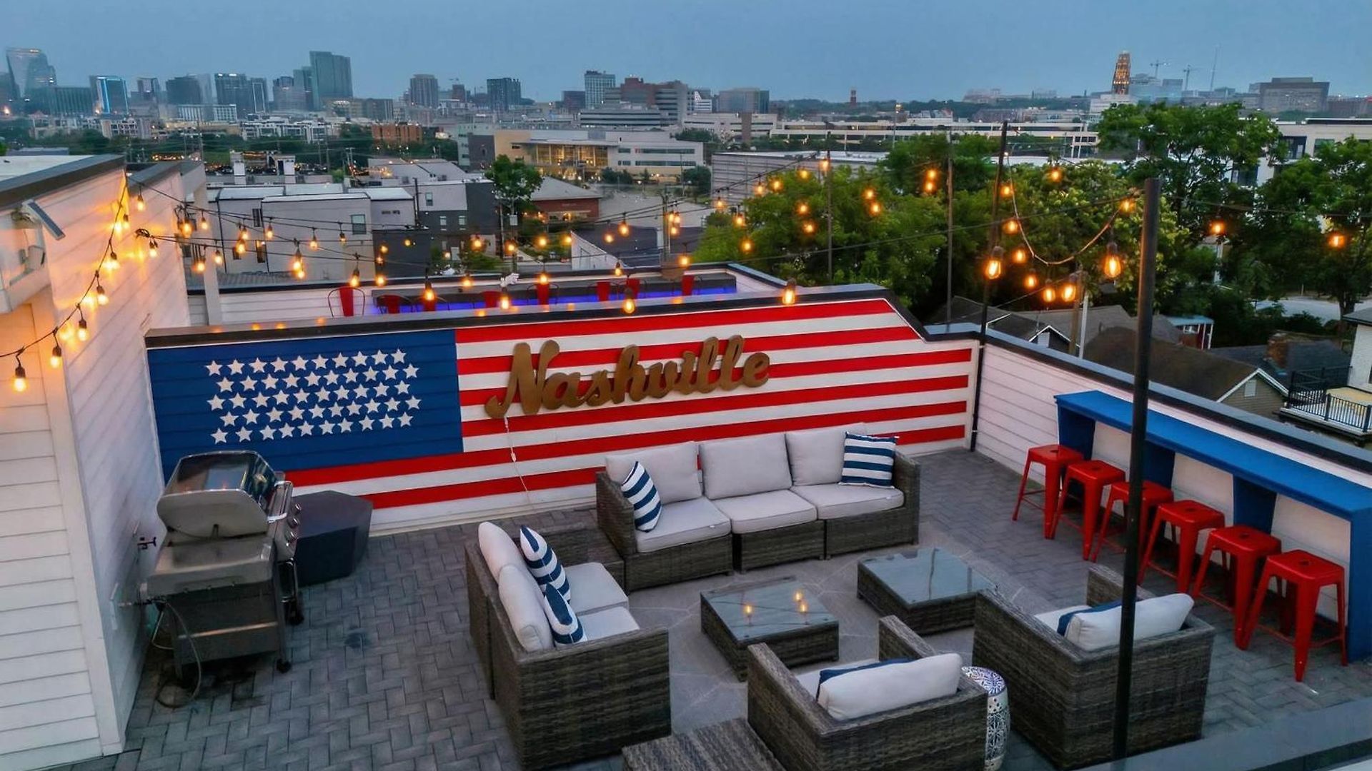 Rooftop Deck & Shuffleboard Bbq Near Downtown *