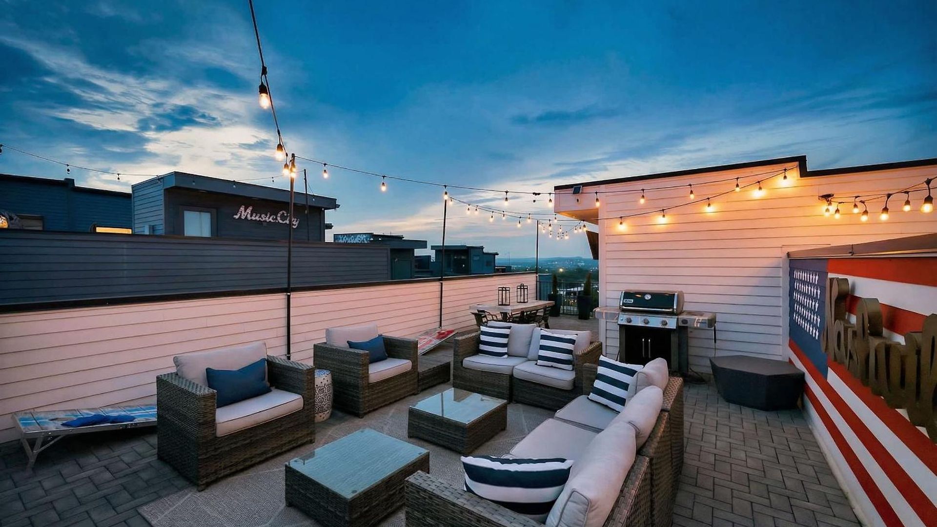 Holiday home Rooftop Deck & Shuffleboard Bbq Near Downtown