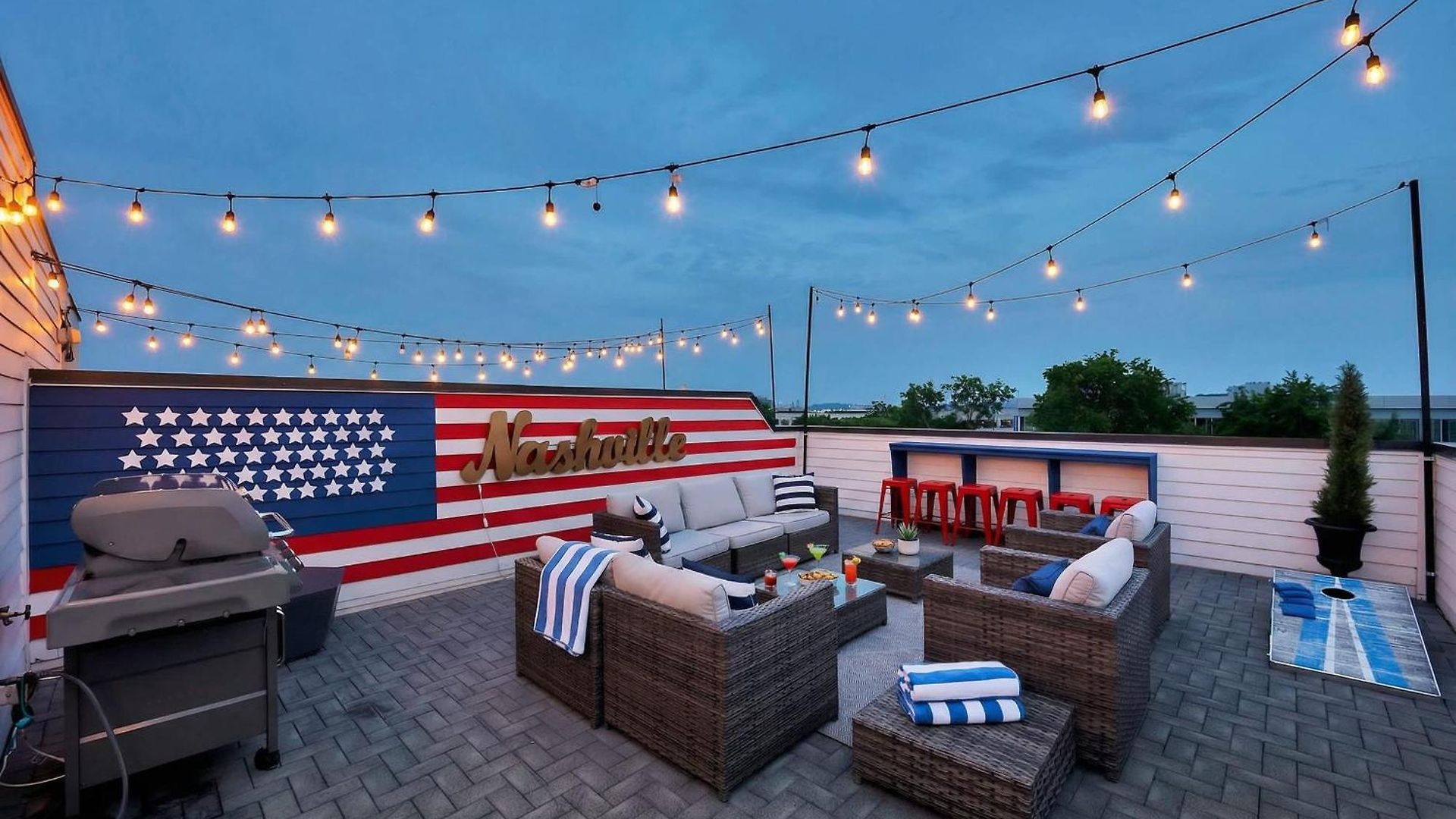 Rooftop Deck & Shuffleboard Bbq Near Downtown *