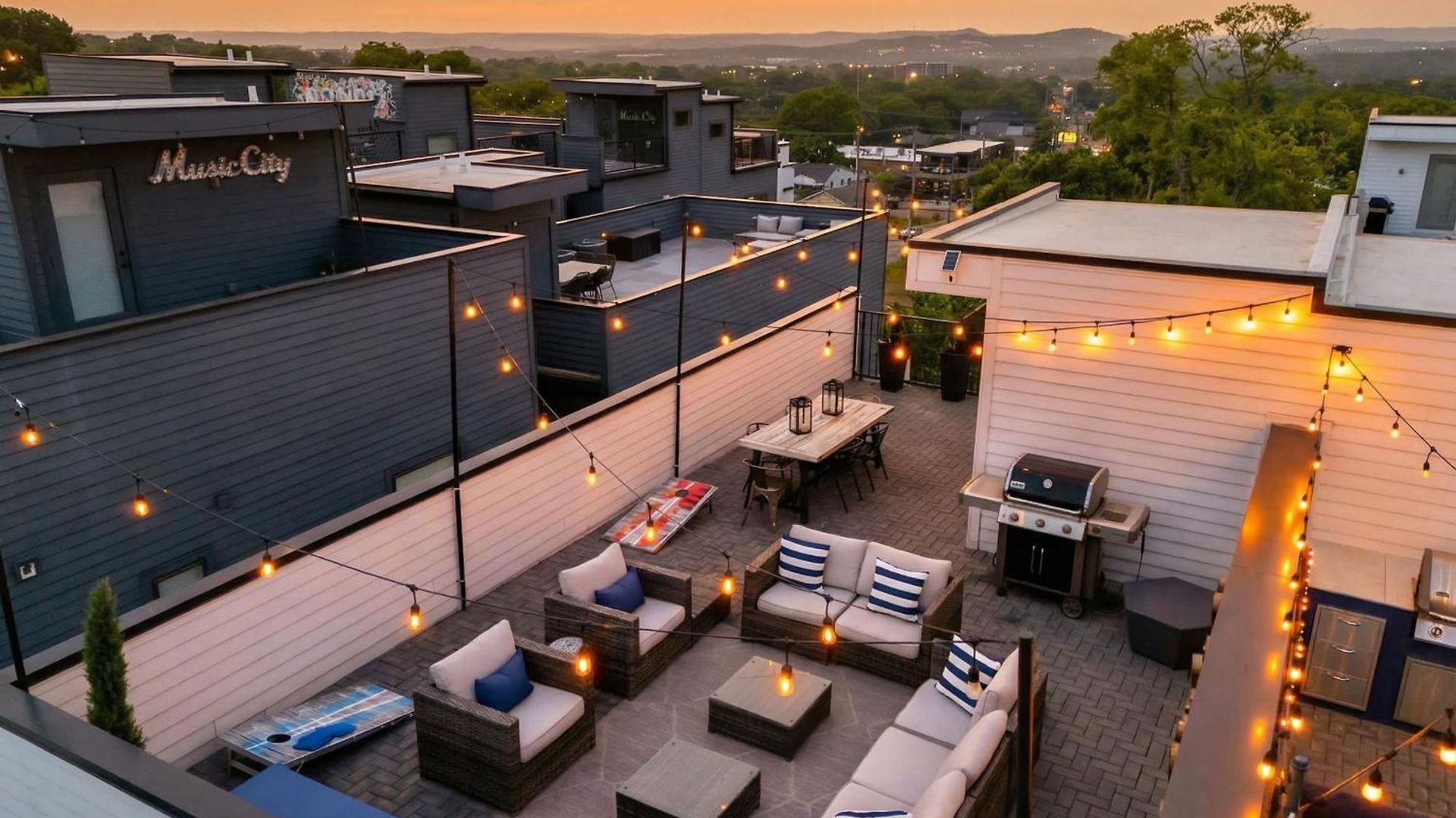 Rooftop Deck & Shuffleboard Bbq Near Downtown *