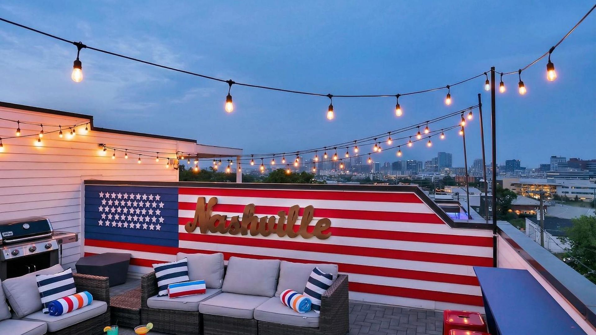 Holiday home Rooftop Deck & Shuffleboard Bbq Near Downtown *