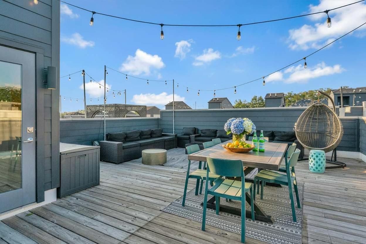 Rooftop Deck 2 Car Garage Near Downtown Holiday home *