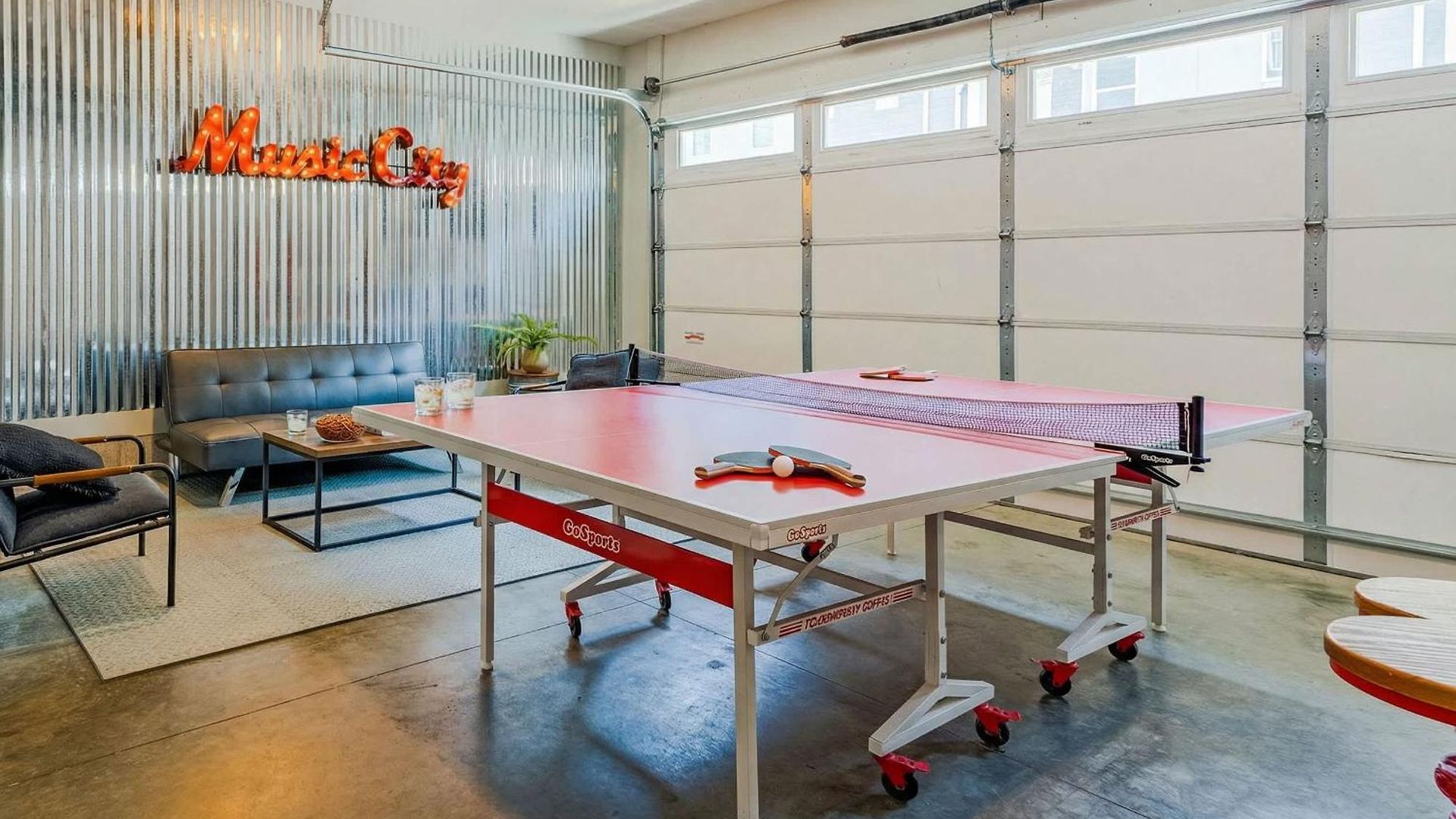 Rooftop Deck Grill Ping Pong Near Downtown *