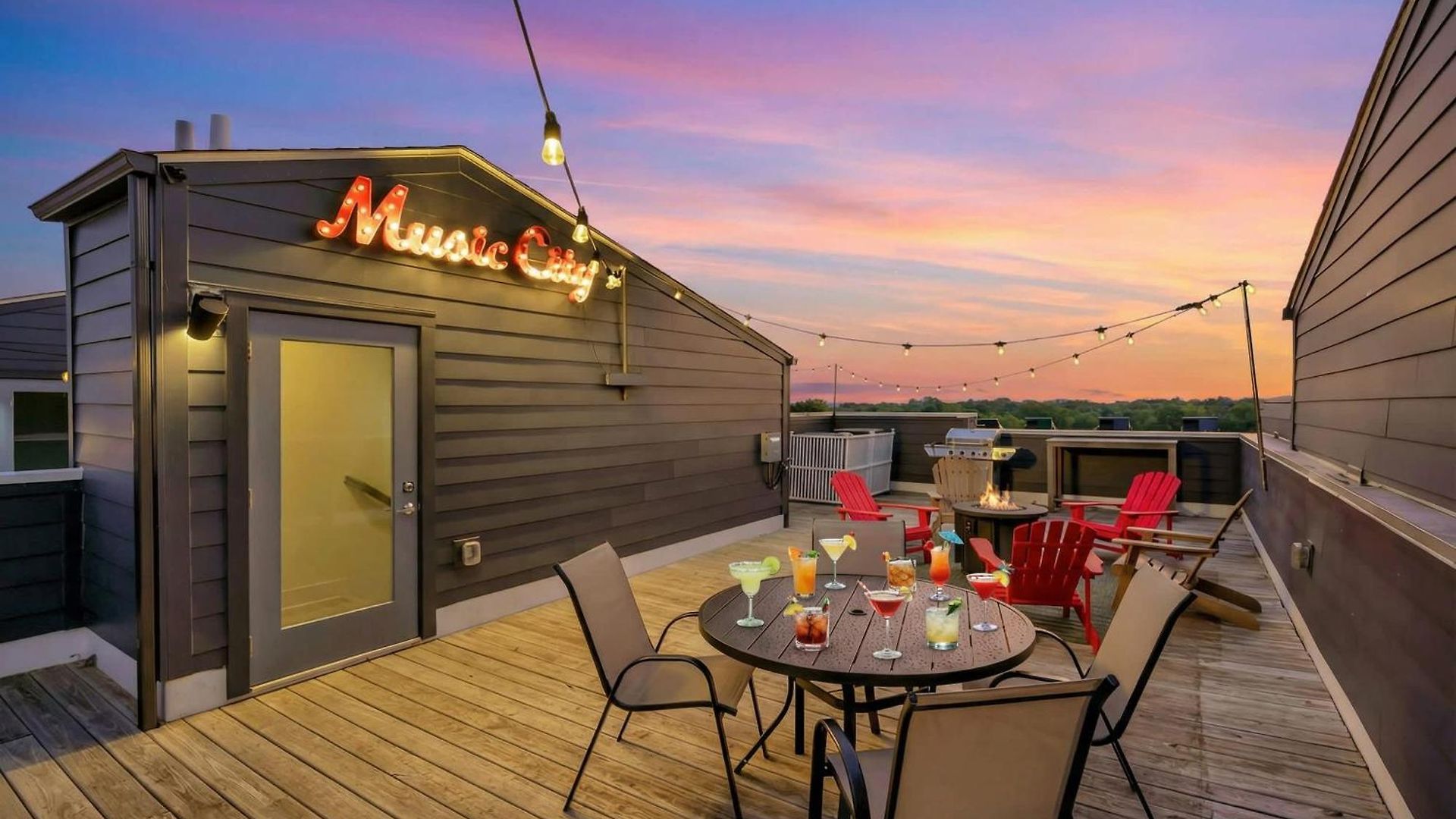 Rooftop Deck Grill Ping Pong Near Downtown Holiday home *