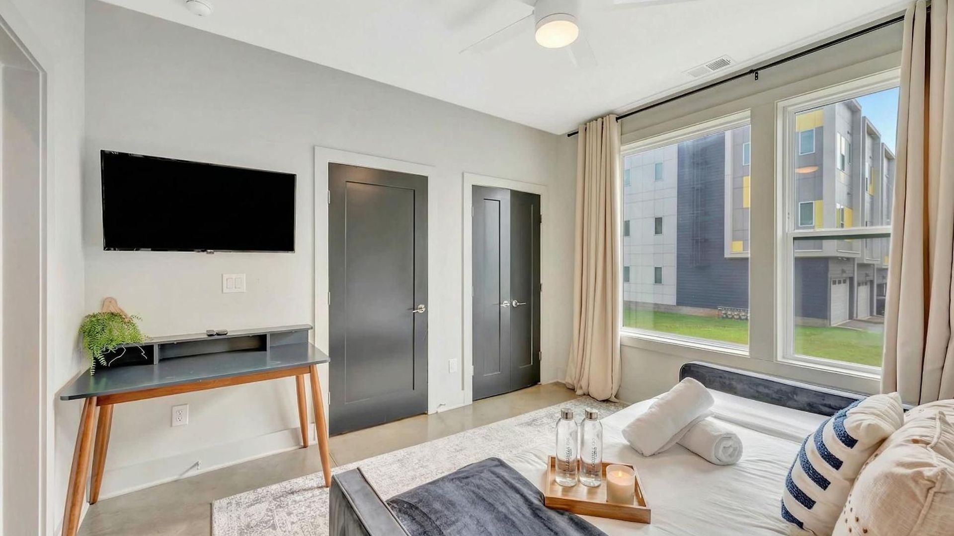 Holiday home Rooftop Deck Grill Ping Pong Near Downtown *
