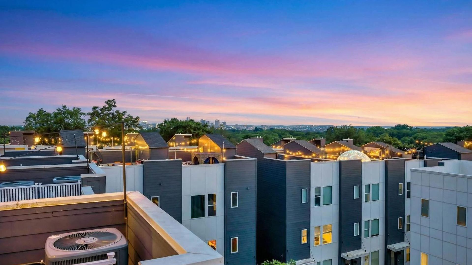 Holiday home Rooftop Deck Grill Ping Pong Near Downtown *