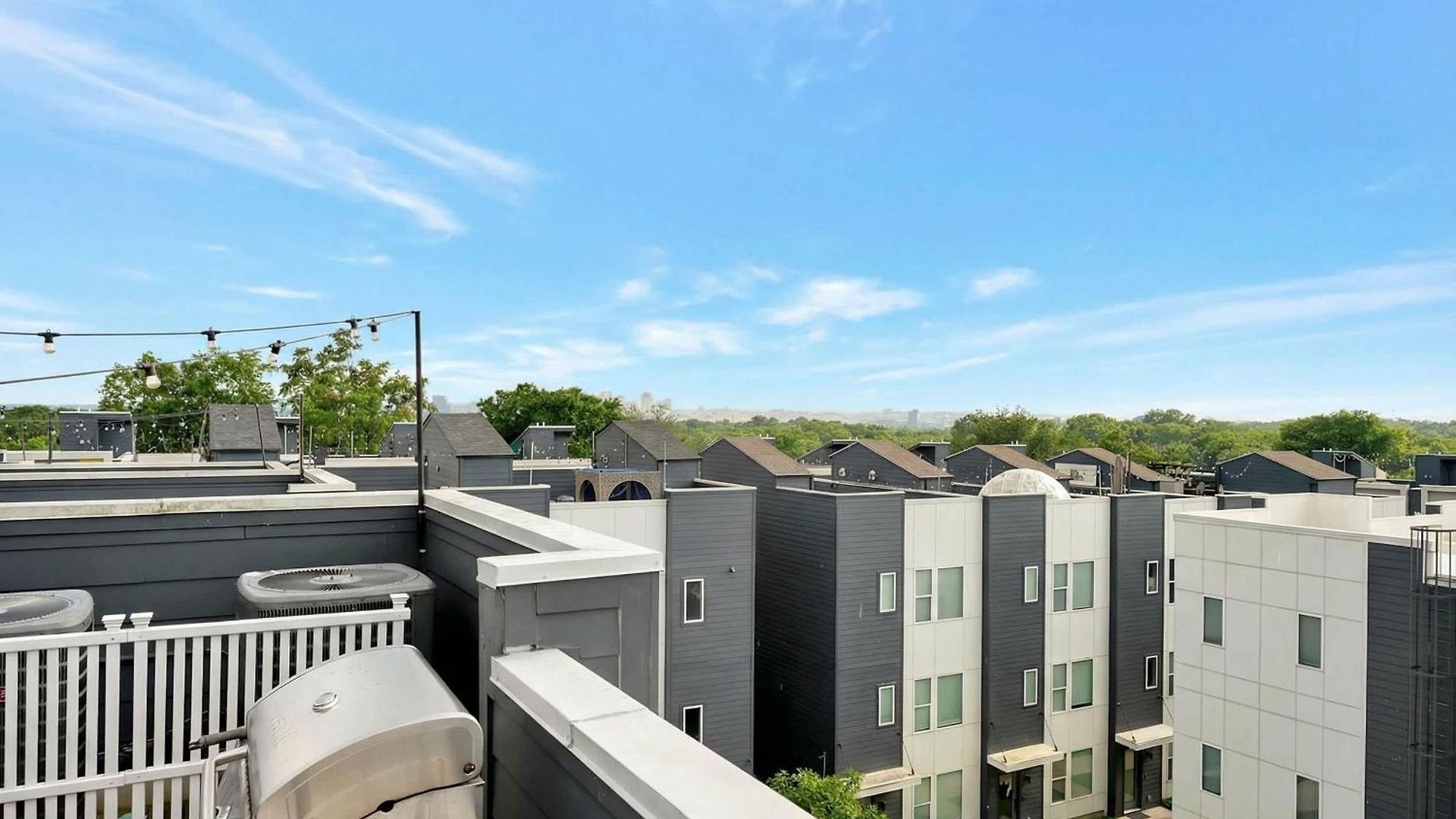 Rooftop Deck Grill Ping Pong Near Downtown Holiday home