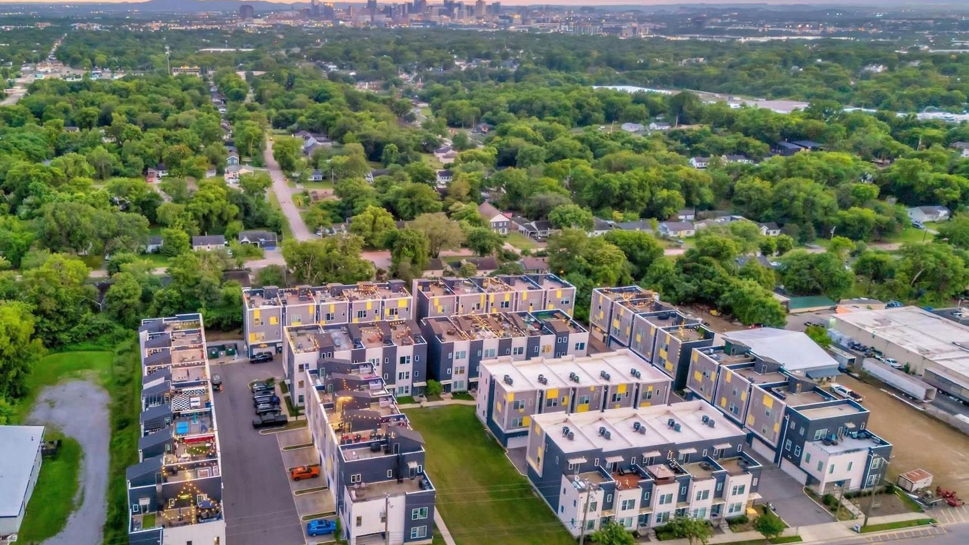 Rooftop Deck Grill Ping Pong Near Downtown Holiday home