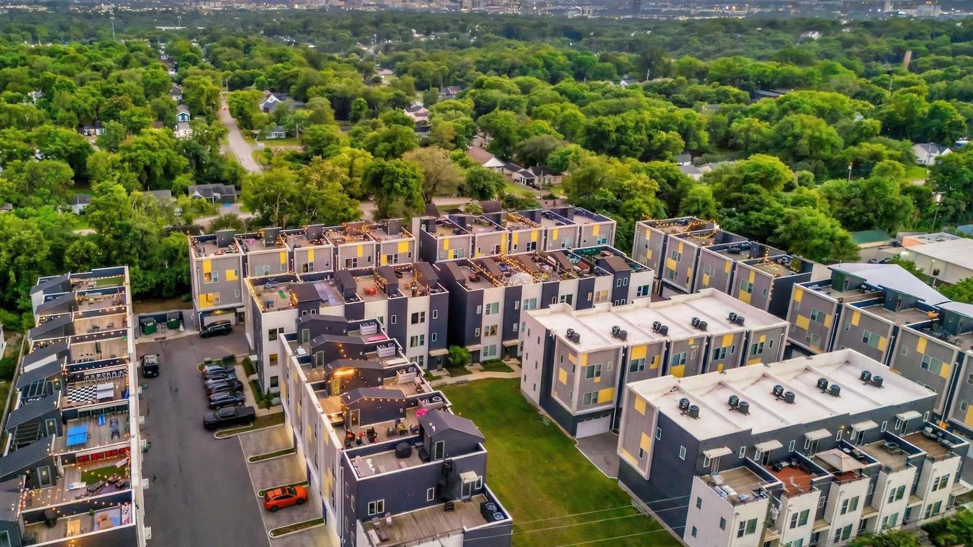 Rooftop Deck Grill Ping Pong Near Downtown Holiday home *