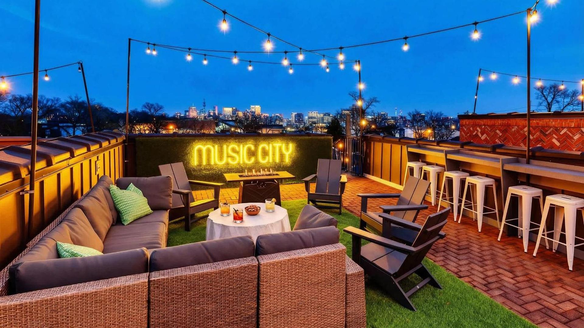 Skyline Views With Double Rooftop Deck & Game