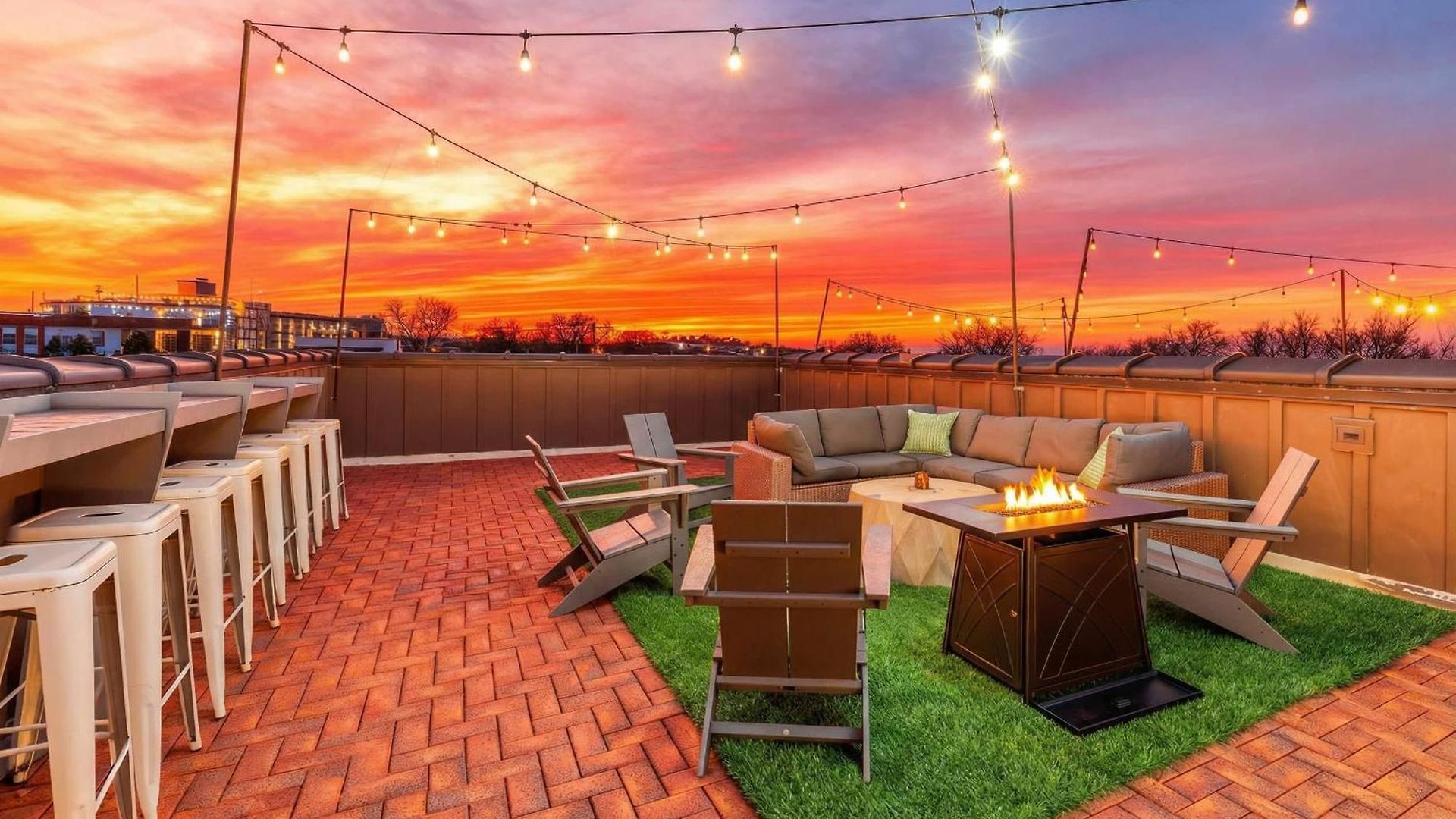 Skyline Views With Double Rooftop Deck & Game