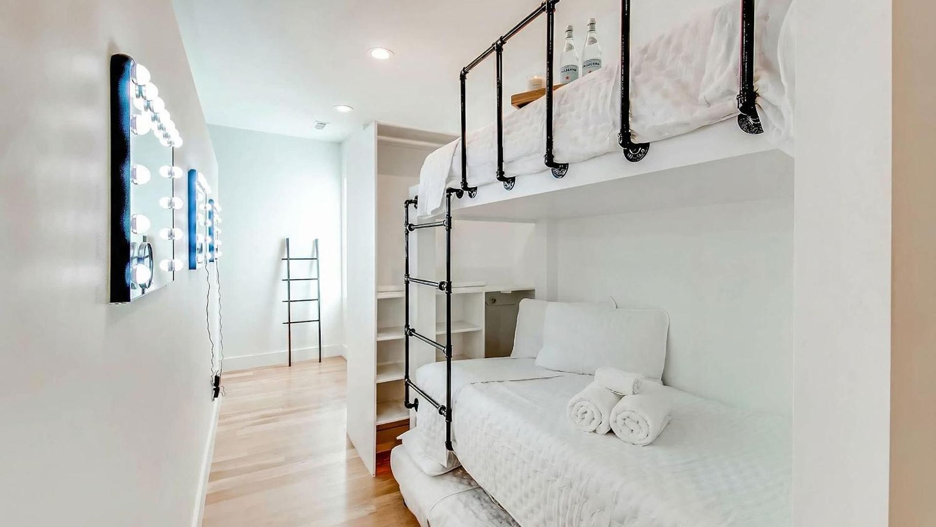 Dual Homes Rooftop Deck In Downtown *