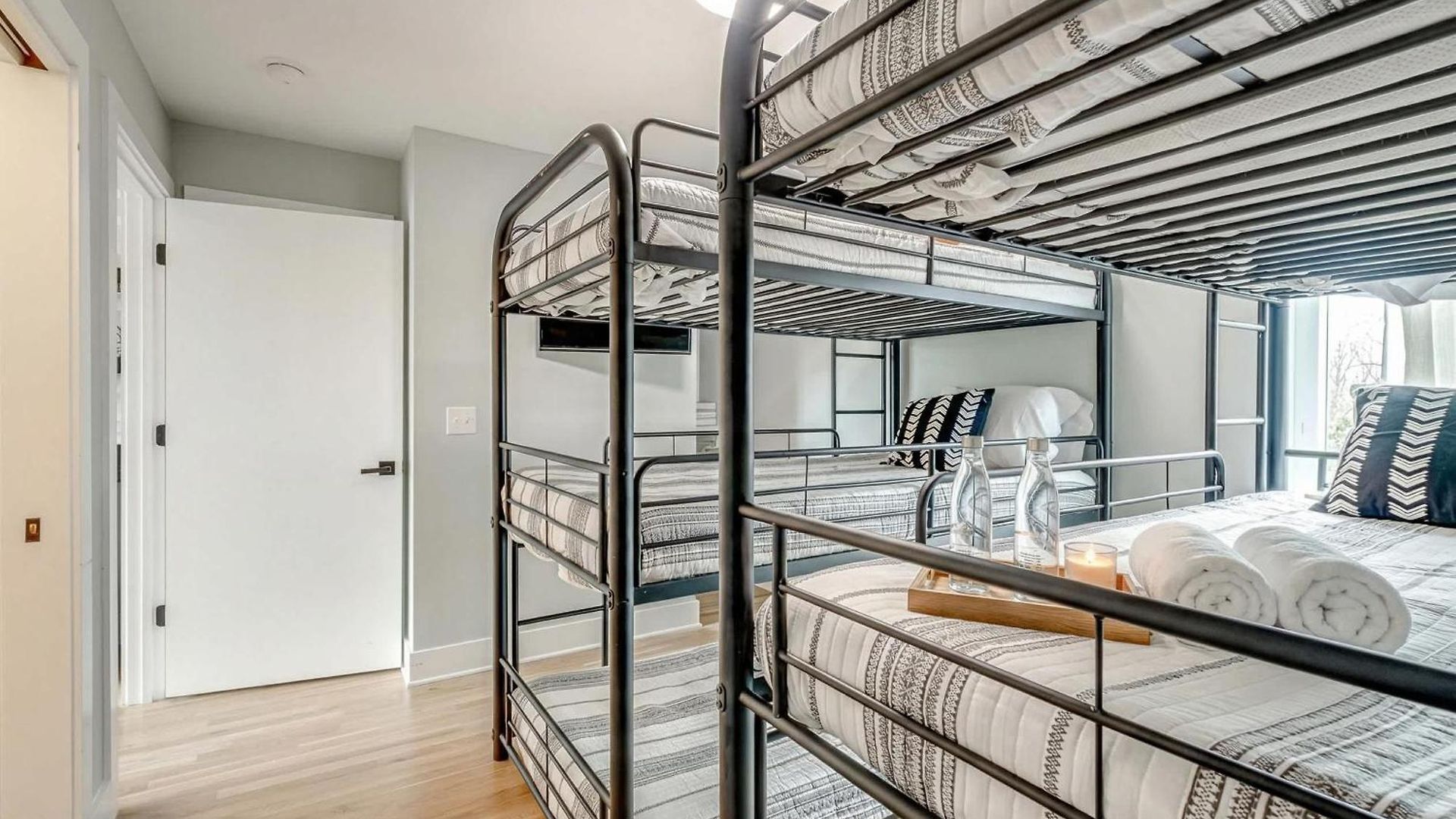 Rooftop Downtown Views - Bluebird Karaoke Holiday home *