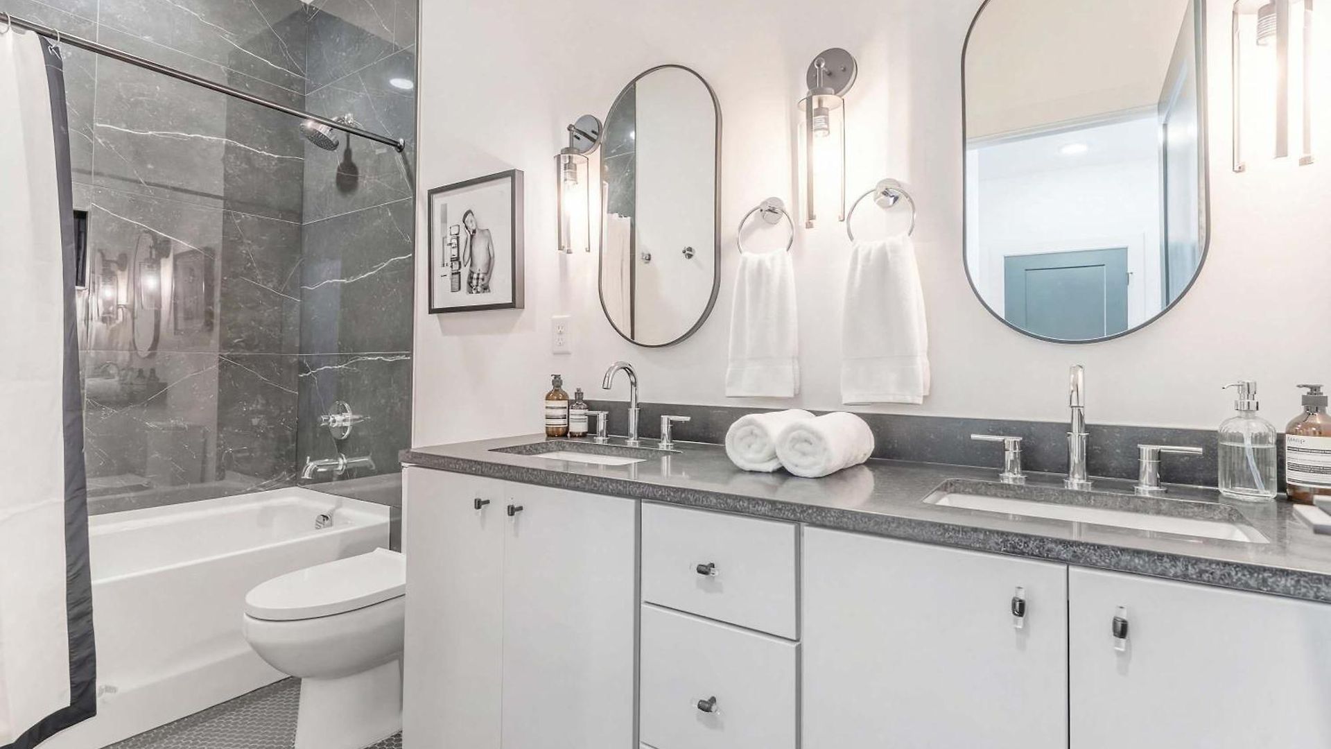 Luxe 4br Retreat With Rooftop Fire Pit & Garage