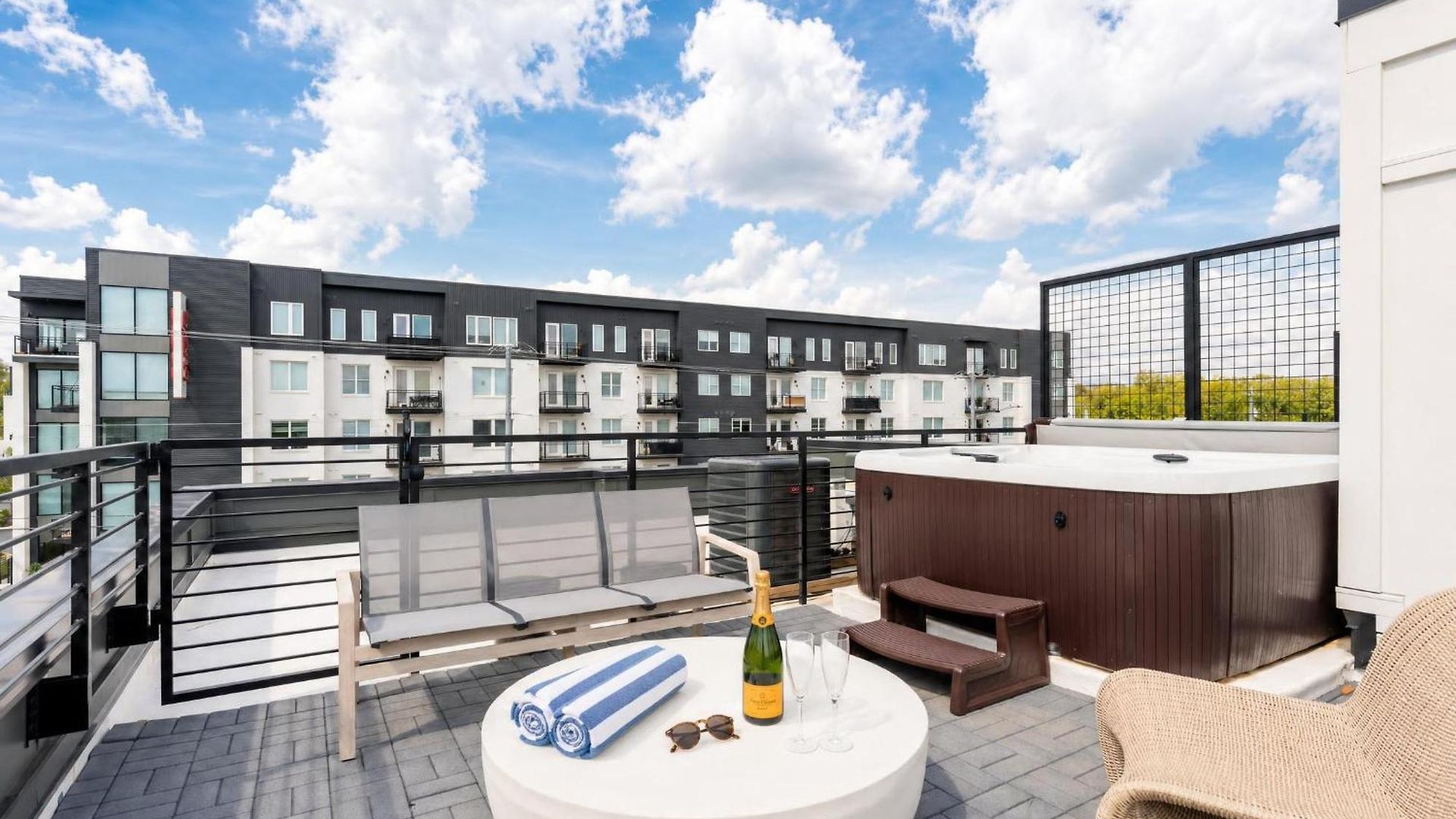 Luxe 4br Retreat With Hot Tub & Skyline Deck Holiday home