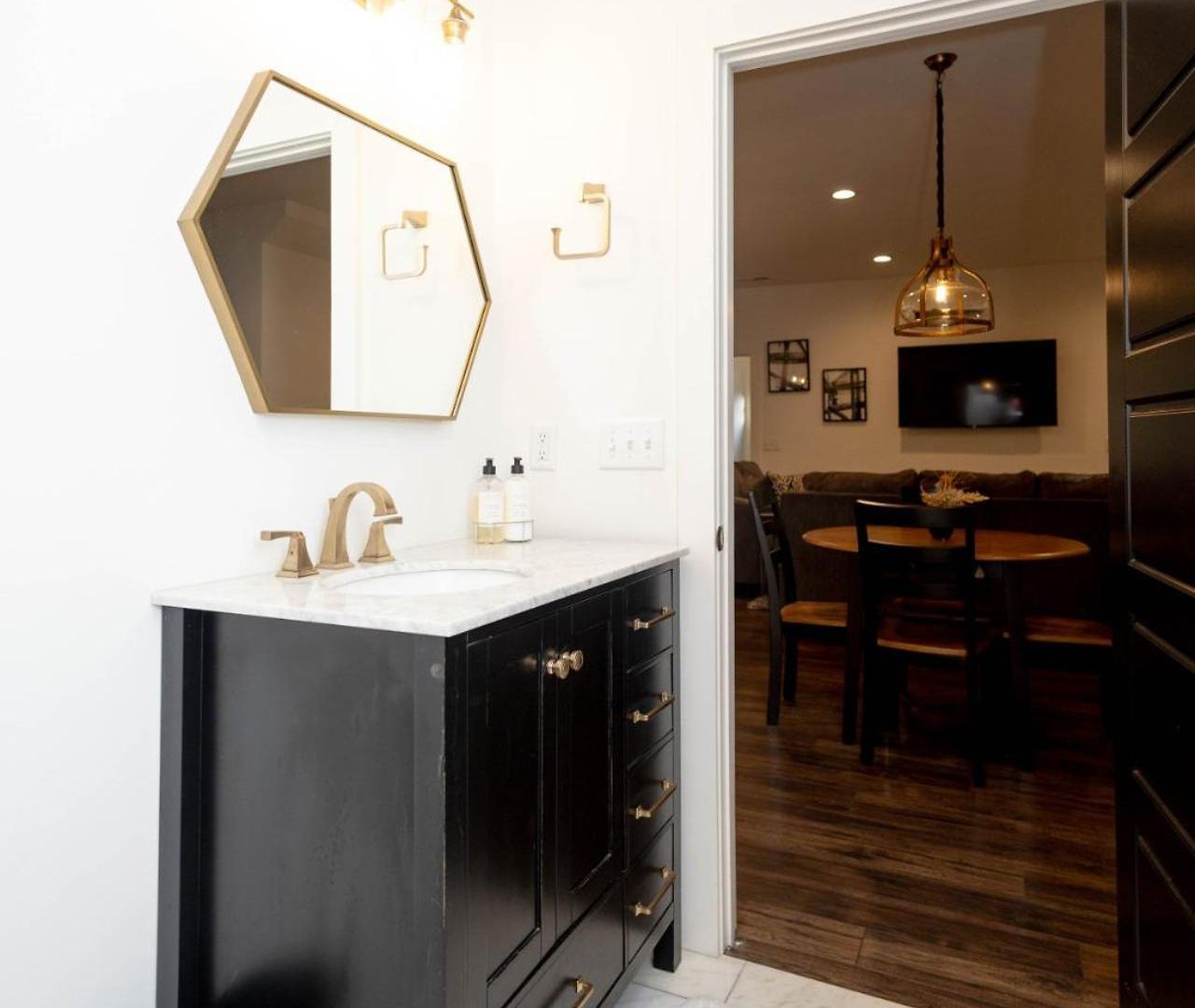 Germantown-adjacent 4br With Private Deck & Grill