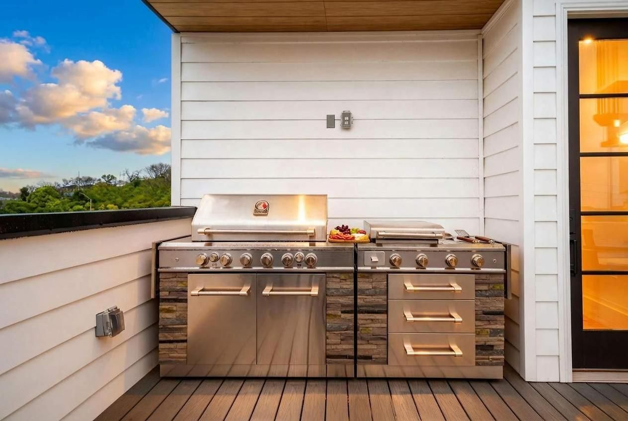 Holiday home Elevator With Rooftop Hot Tub & Spacious Yard Nashville