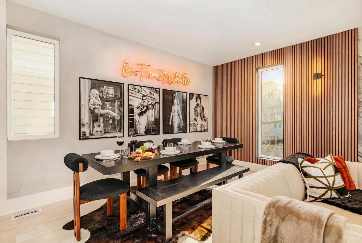Elevator With Rooftop Hot Tub & Spacious Yard Holiday home