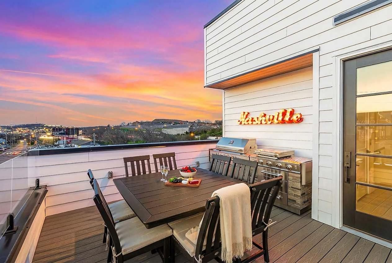 Elevator With Rooftop Hot Tub & Spacious Yard Holiday home Nashville