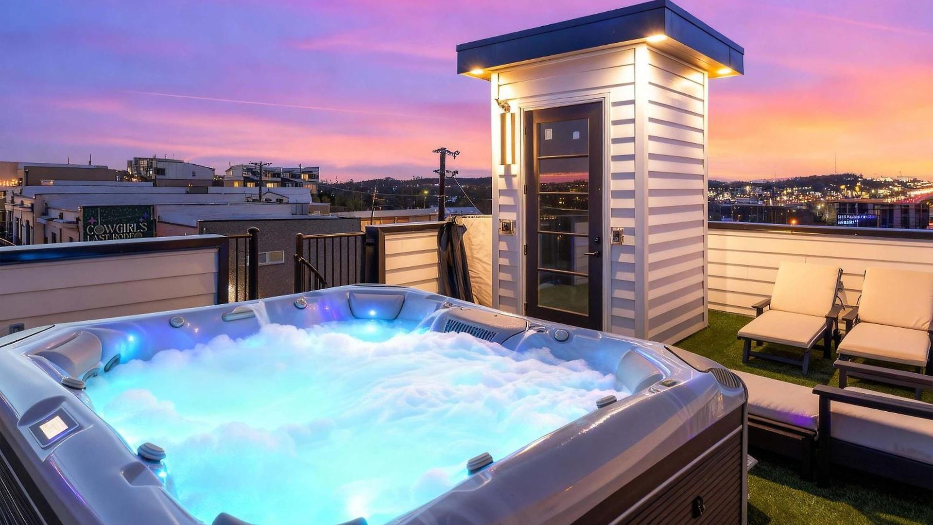 Elevator With Rooftop Hot Tub & Spacious Yard Holiday home
