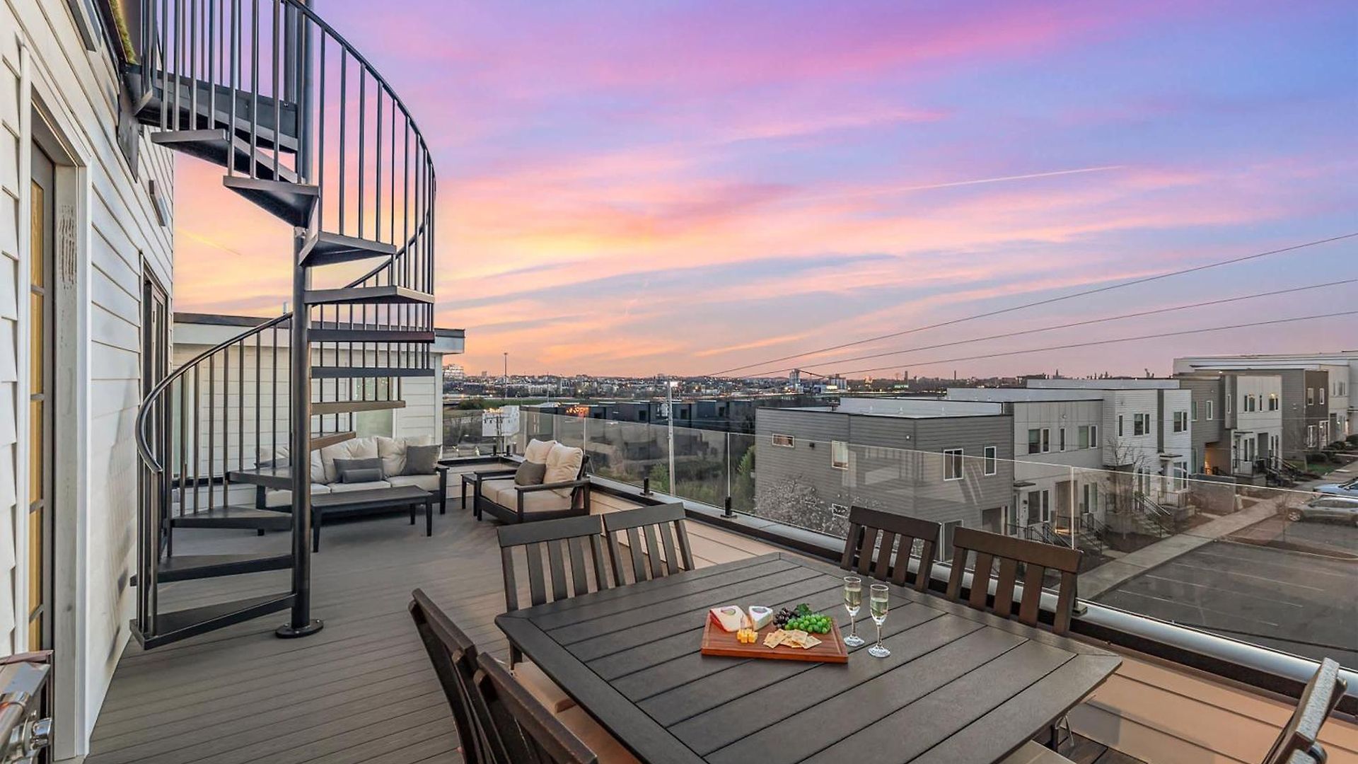 Elevator With Rooftop Hot Tub & Spacious Yard Holiday home