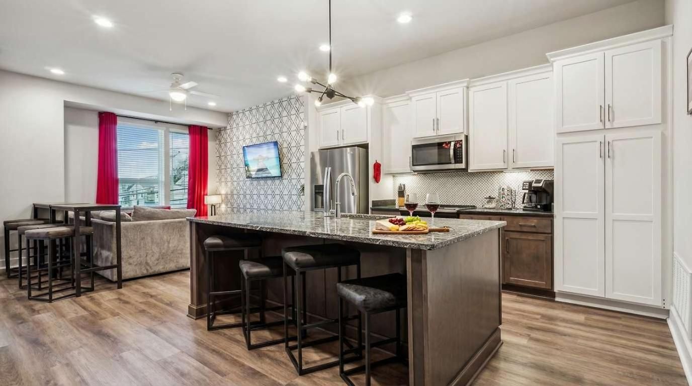 Private With Rooftop Game Near Downtown Holiday home *