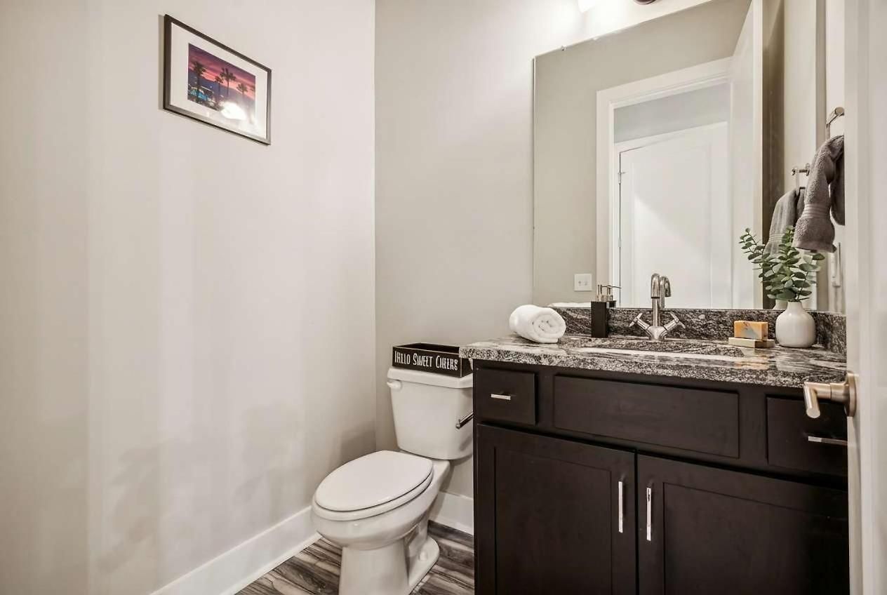 Private With Rooftop Game Near Downtown Holiday home Nashville