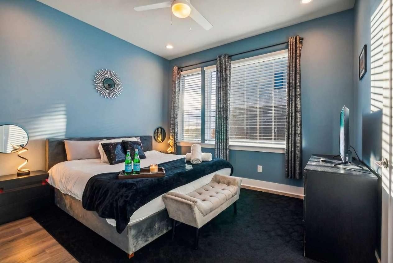 Private With Rooftop Game Near Downtown Holiday home