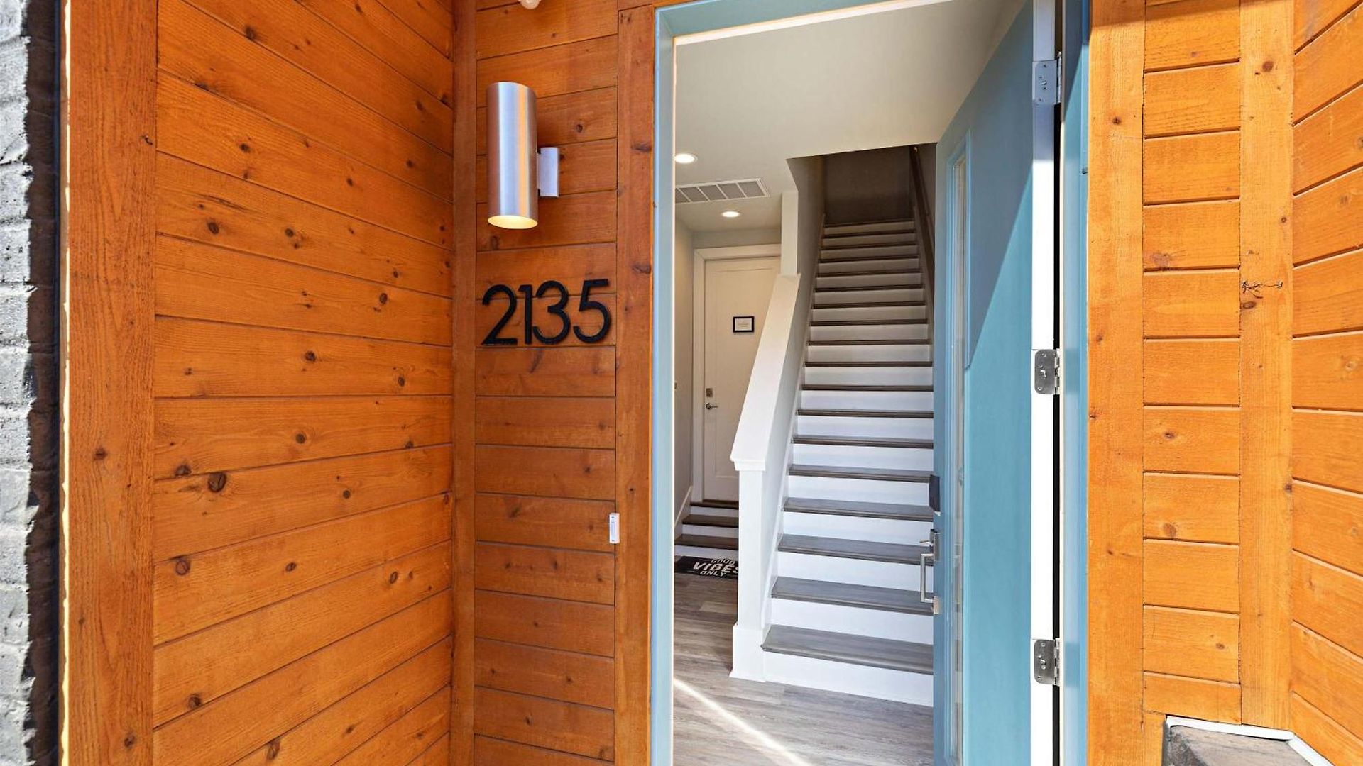 Private With Rooftop Game Near Downtown *