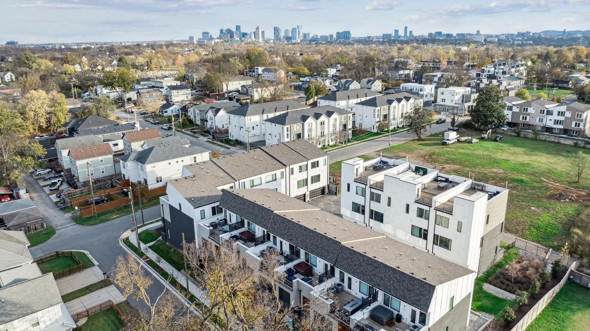 Private With Rooftop Game Near Downtown *