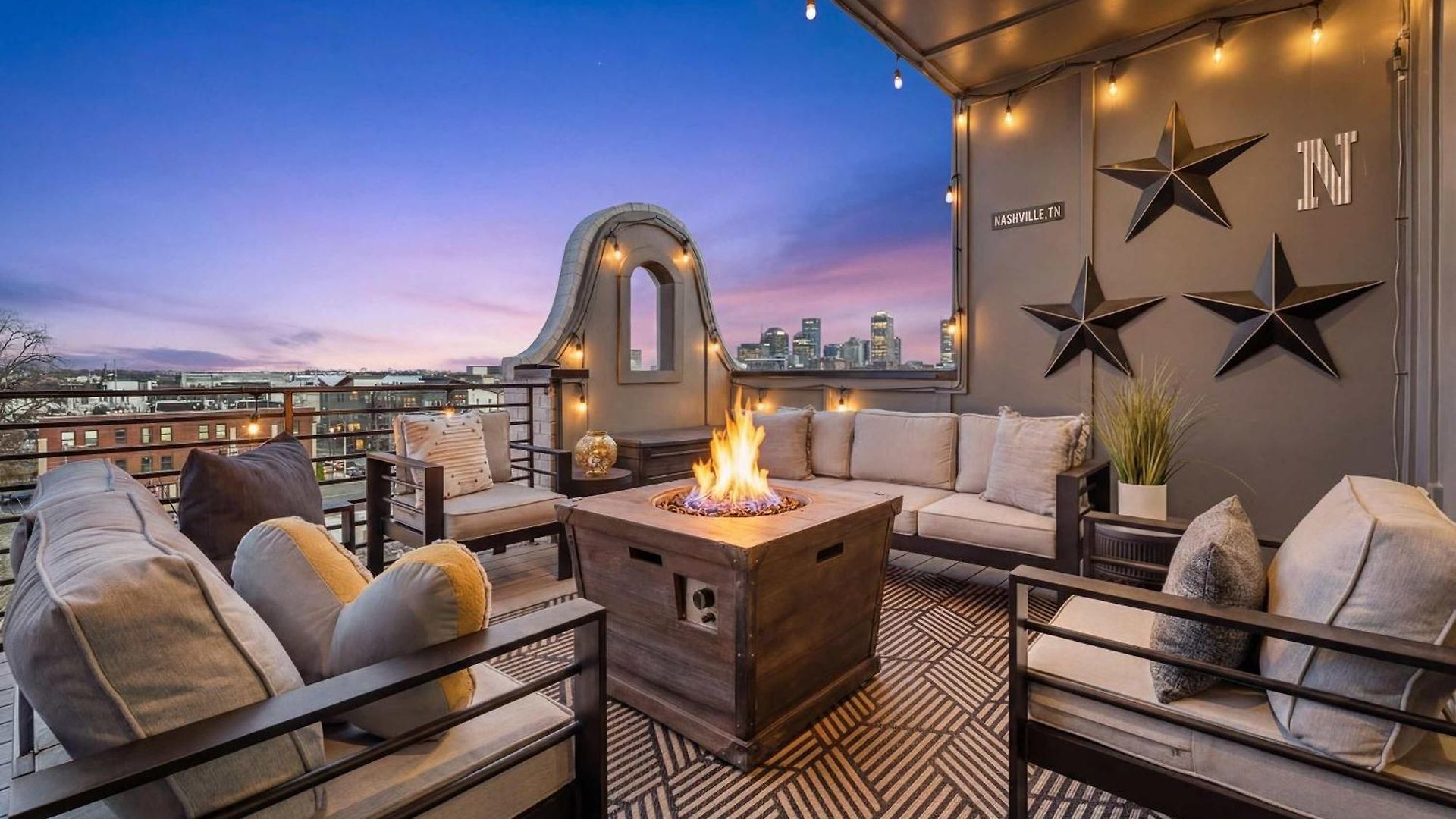 2 Homes! Broadway Views, Rooftops & Karaoke Holiday home Nashville