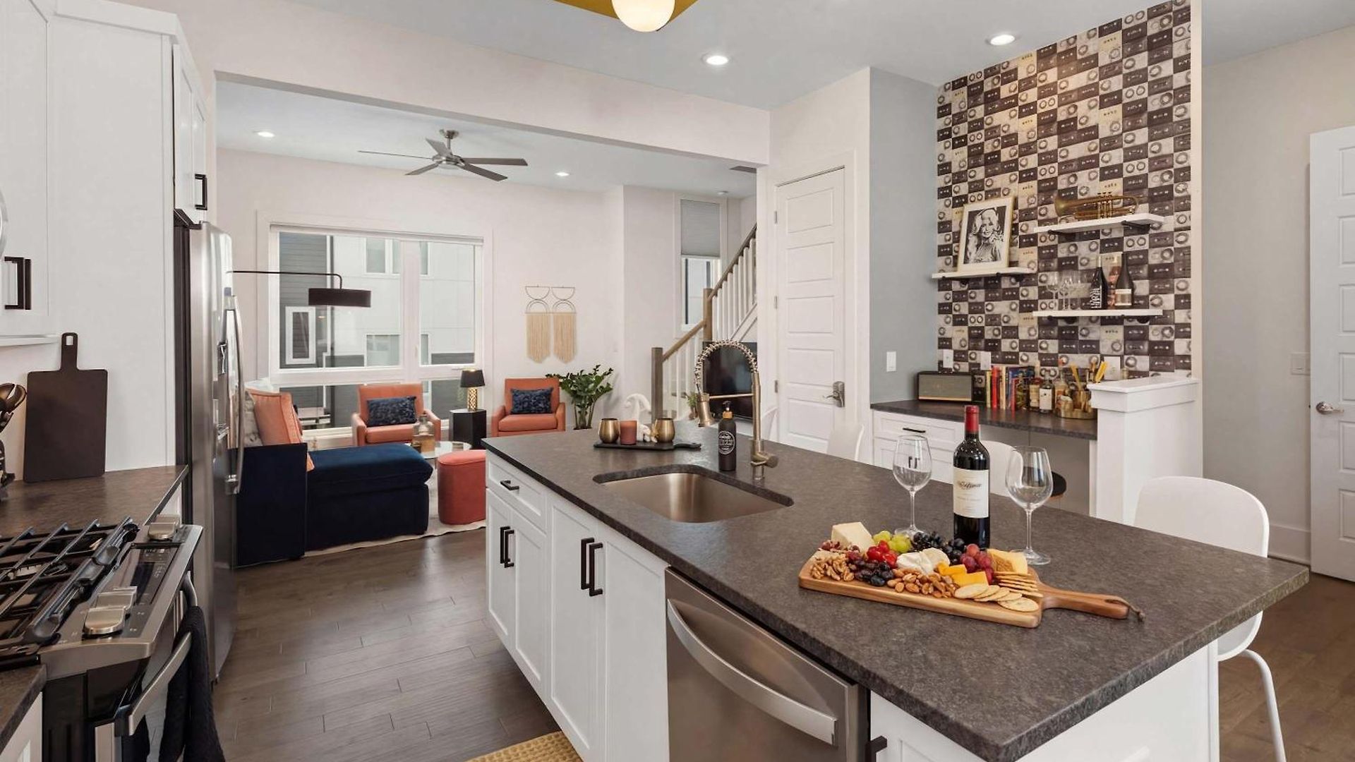 Holiday home King 3br Retreat & 2-car Garage East